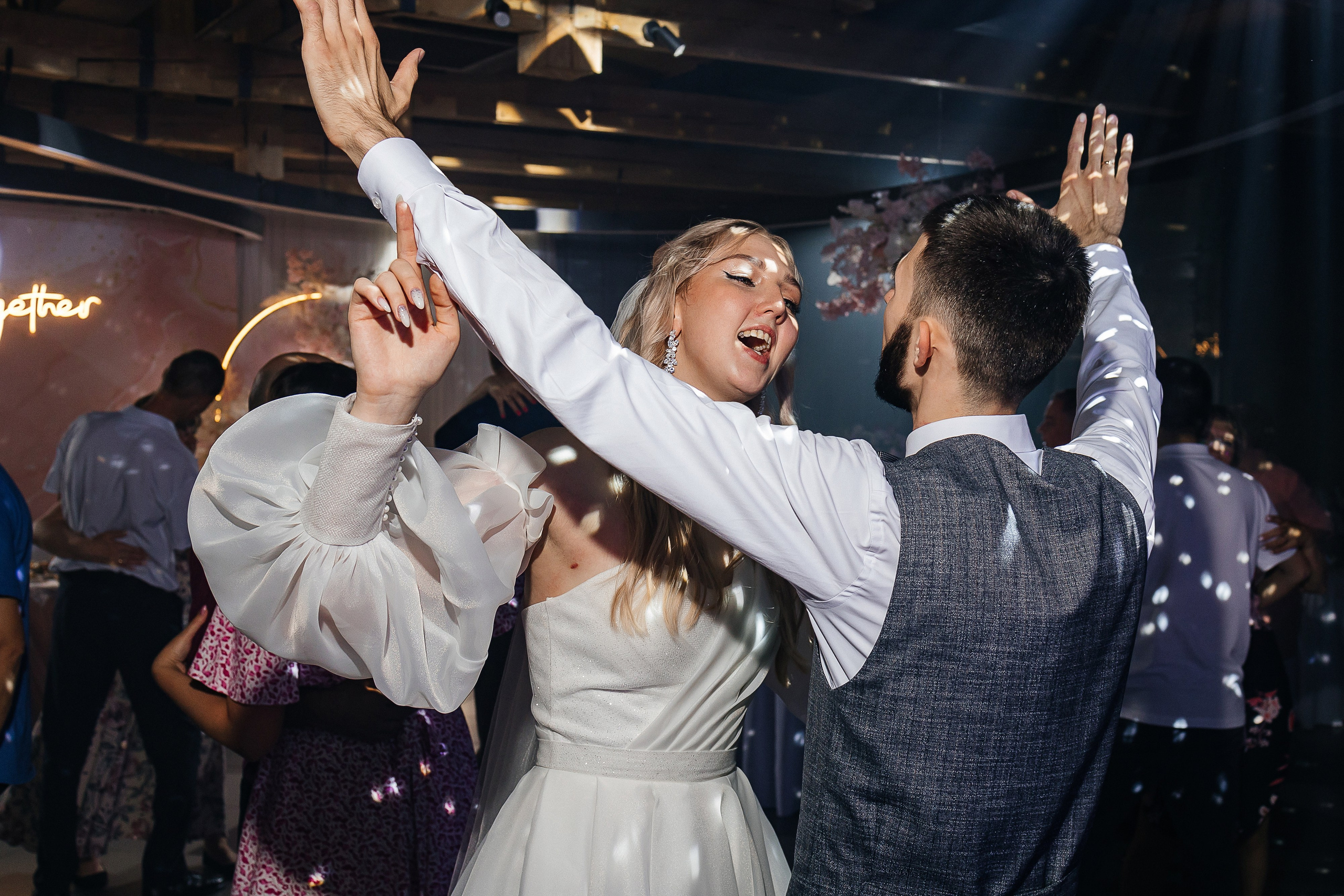 Чувственная первая встреча пары в отеле. Олег Сверчков | Свадебный фотограф Вологда