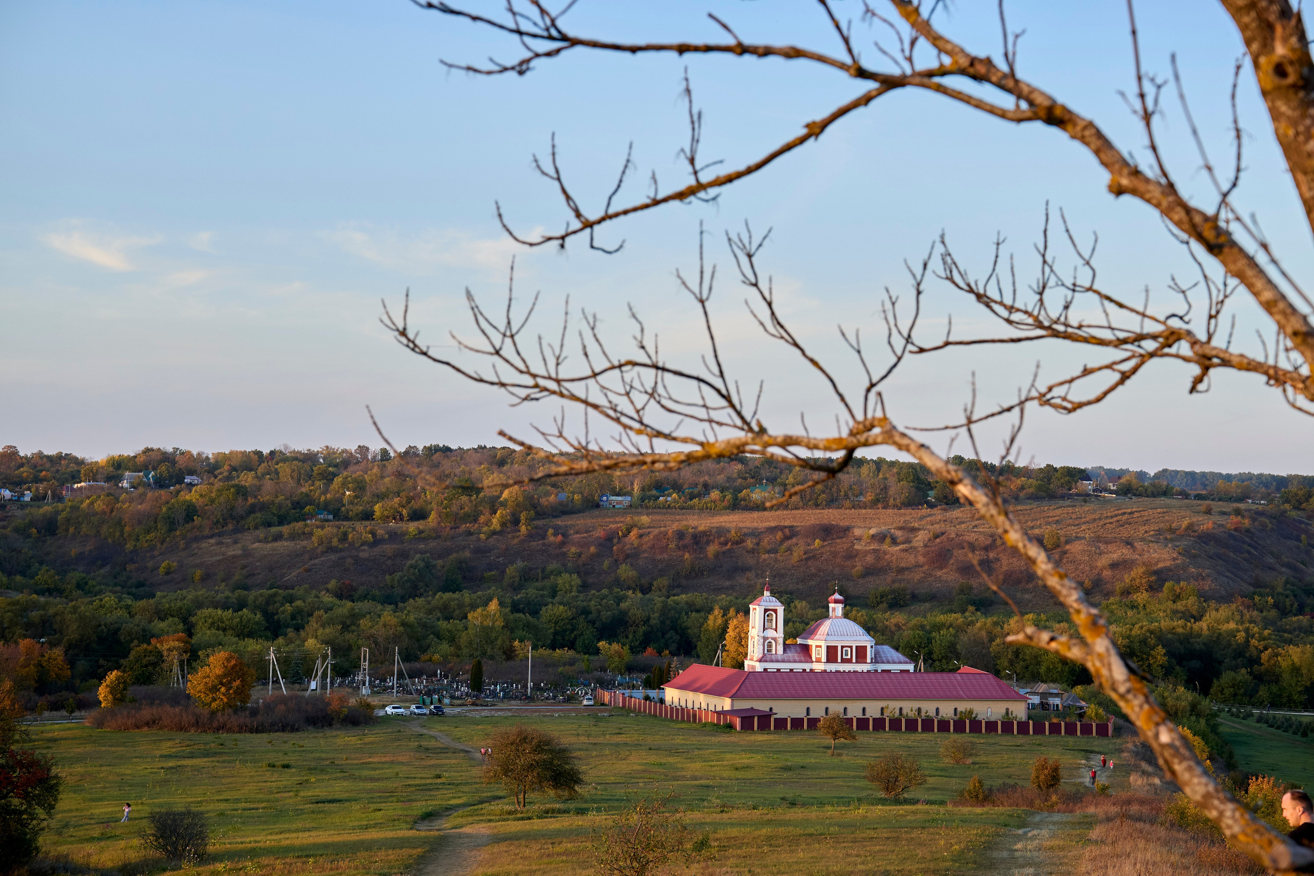 Вот она, та самая загадочная Кудыкина гора! Место сильное, красивое и очень гостеприимное. Отсюда, с вершины, открывается потрясающий вид на древний Дон. Кажется, будто стоишь на краю света, и перед тобой — вся великая история этой реки. Особенно волшебно здесь на закате, когда солнце окрашивает воду и небо в золотые и розовые края. Природа настоящая, степная, дышится очень легко. И вот среди этой природной мощи встречаешь удивительные рукотворные вещи. три богатыря сидят на поле. Отдыхают и ждут пока приготовится ужин. Или «Хоровод» на самой вершине. фигуры, взявшись за руки, словно охраняют покой этого места. Чувствуется какая-то особая сила и энергетика. Отличный повод задуматься о вечном и сделать классные кадры! Но главный сюрприз, ради которого многие и едут — ждёт в конце. Тот, кто даёт понять: вы действительно на Кудыкиной горе! Вот он, местный житель — огнедышащий Змей Горыныч. Теперь та самая поговорка «На Кудыкины горы воровать помидоры» звучит особенно смешно! Потому что с таким стражем ни о каких помидорах и речи быть не может. Его дело — охранять покой и устраивать по-настоящему огненное шоу на прощание. #dzen13 #желтаяшапочкаdz #кудыкинагора #тревел #змейгорыныч #топ