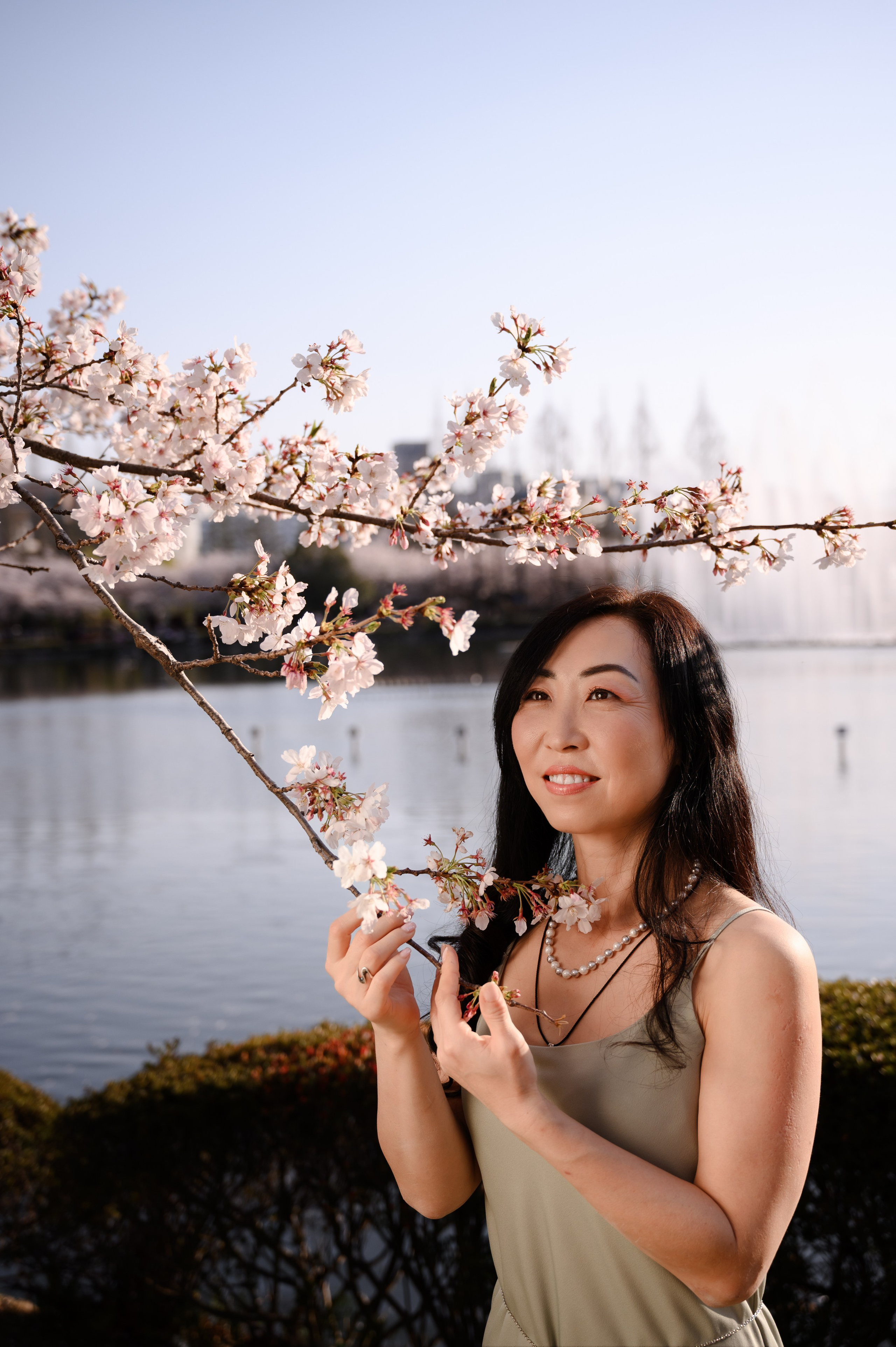 Ritratto in hanbok tradizionale durante la fioritura dei ciliegi a Busan
