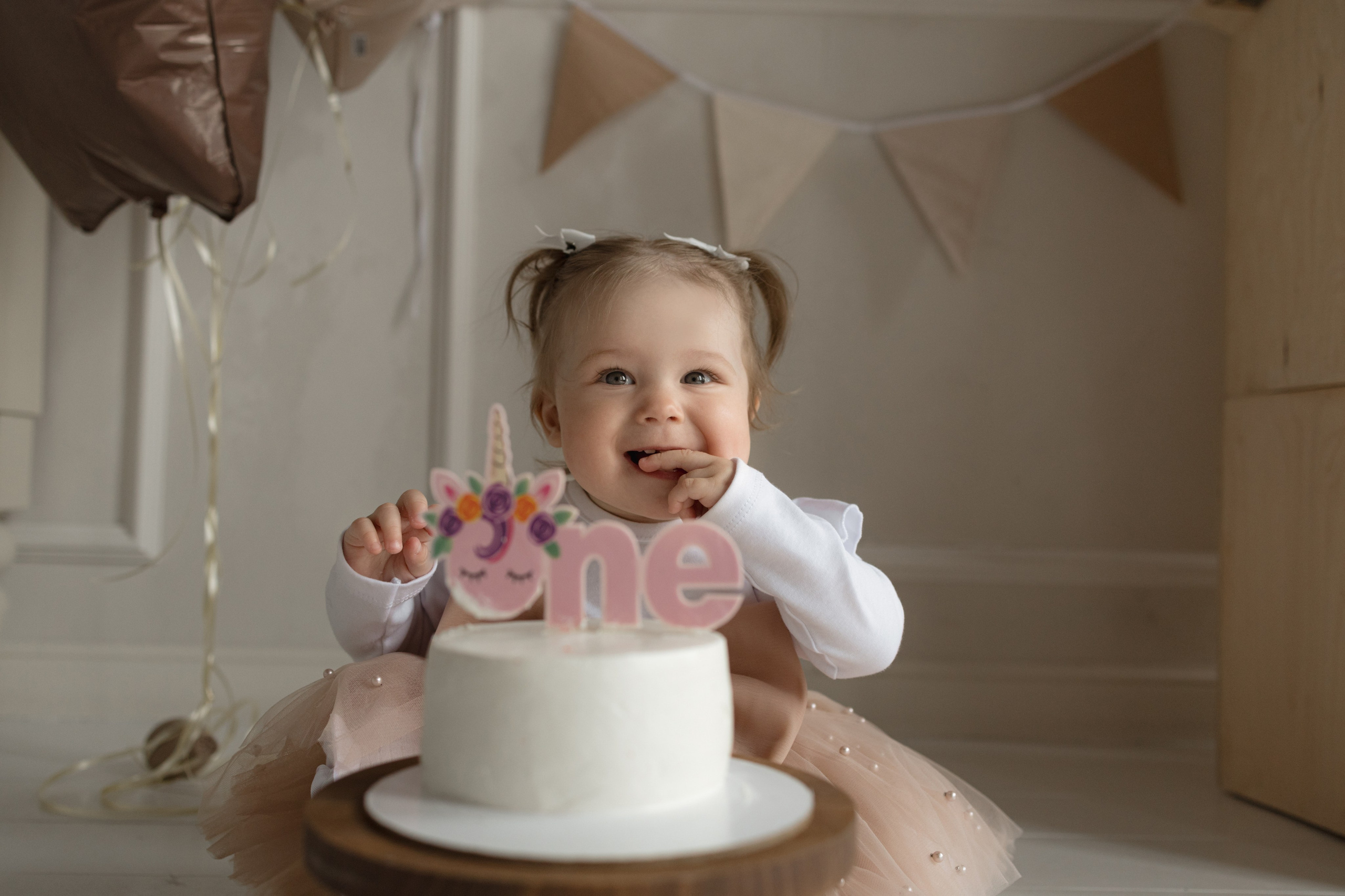 Фотосессия годовасие с акцентом на эмоции, студийная съёмка