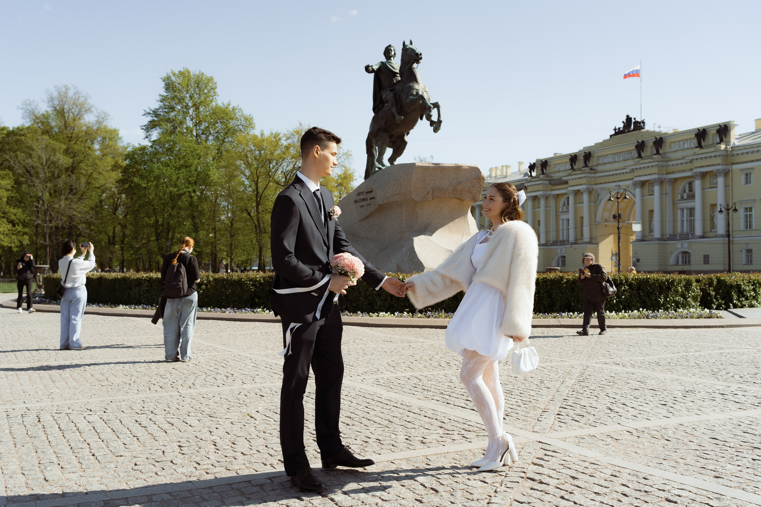 Молодожёны на фоне Медного всадника, свадебная прогулка в сердце Петербурга