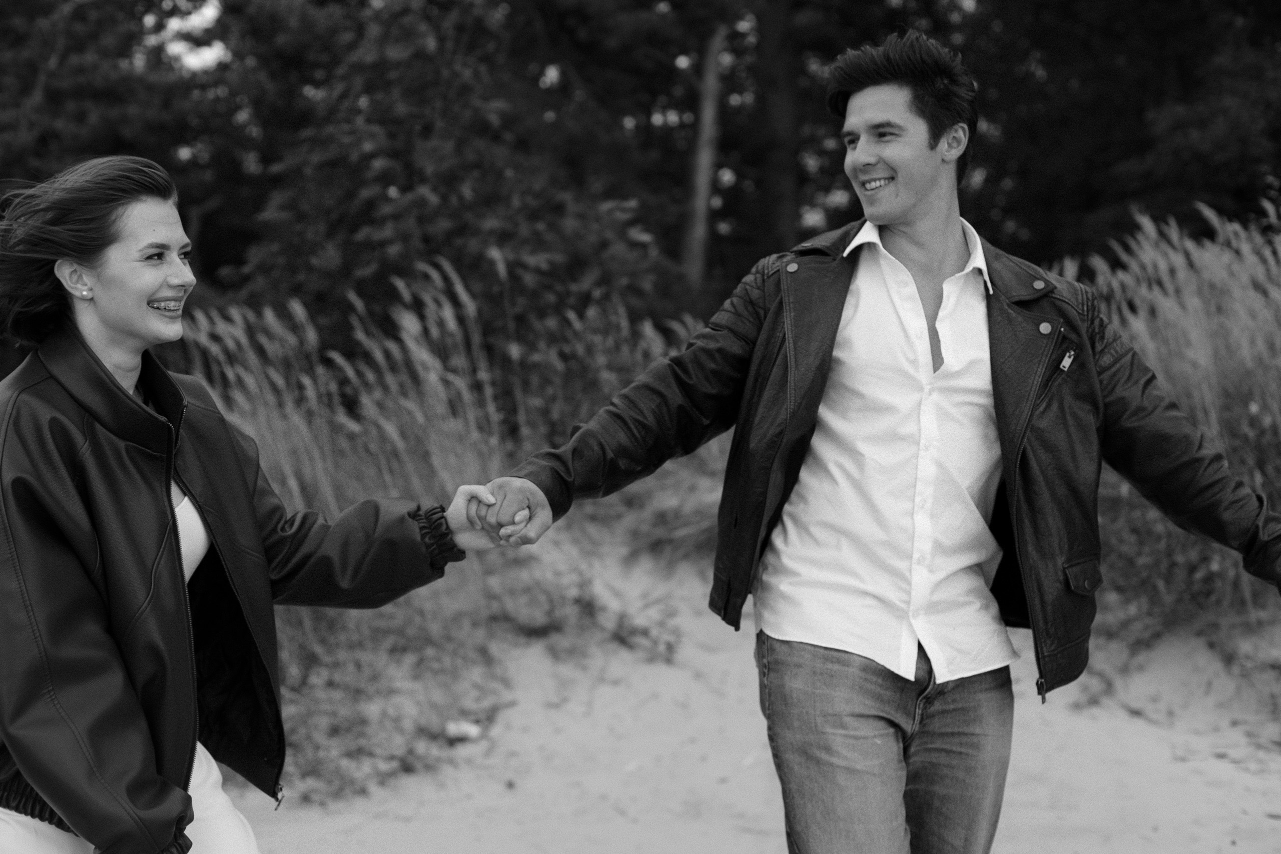 Чёрно-белый кадр с улыбками — лёгкая и живая Love Story в Петербурге