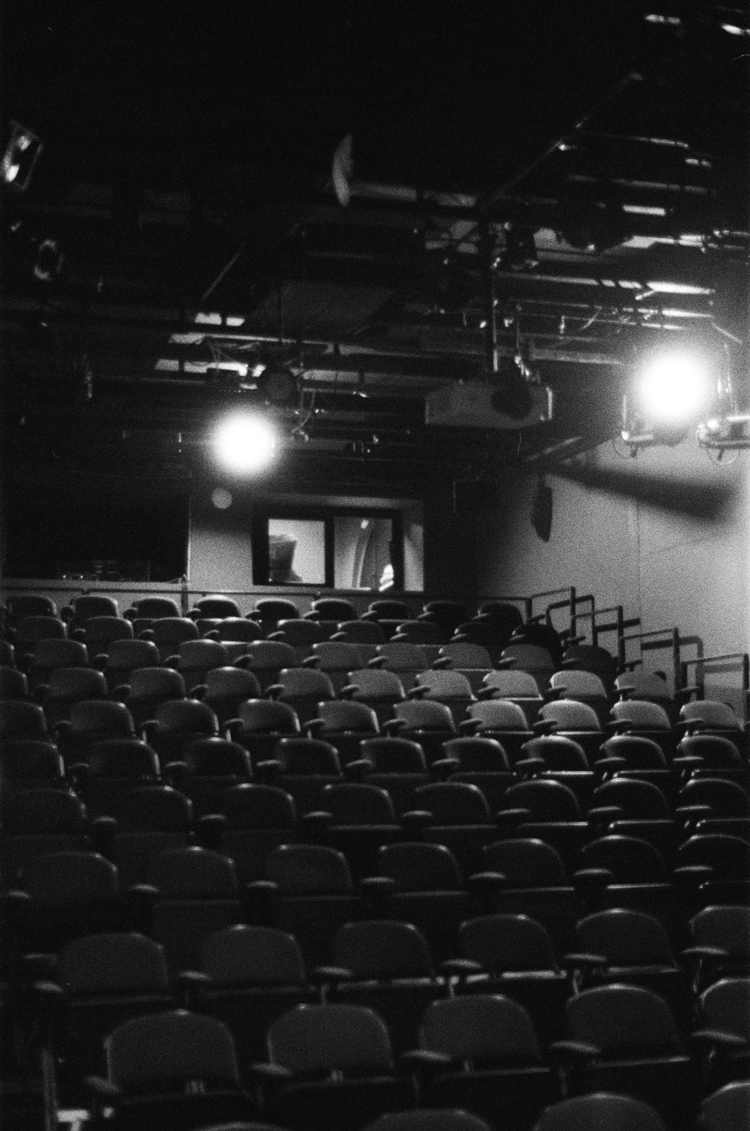 Фотосерия о магии театра и трансформации актёра: грим, костюмы, эмоции и визуальные метаморфозы на пути к сценическому образу. На фото — актёры Театра Стаса Намина и Мастерской Петра Фоменко. Фотограф: Ожерельев Лев