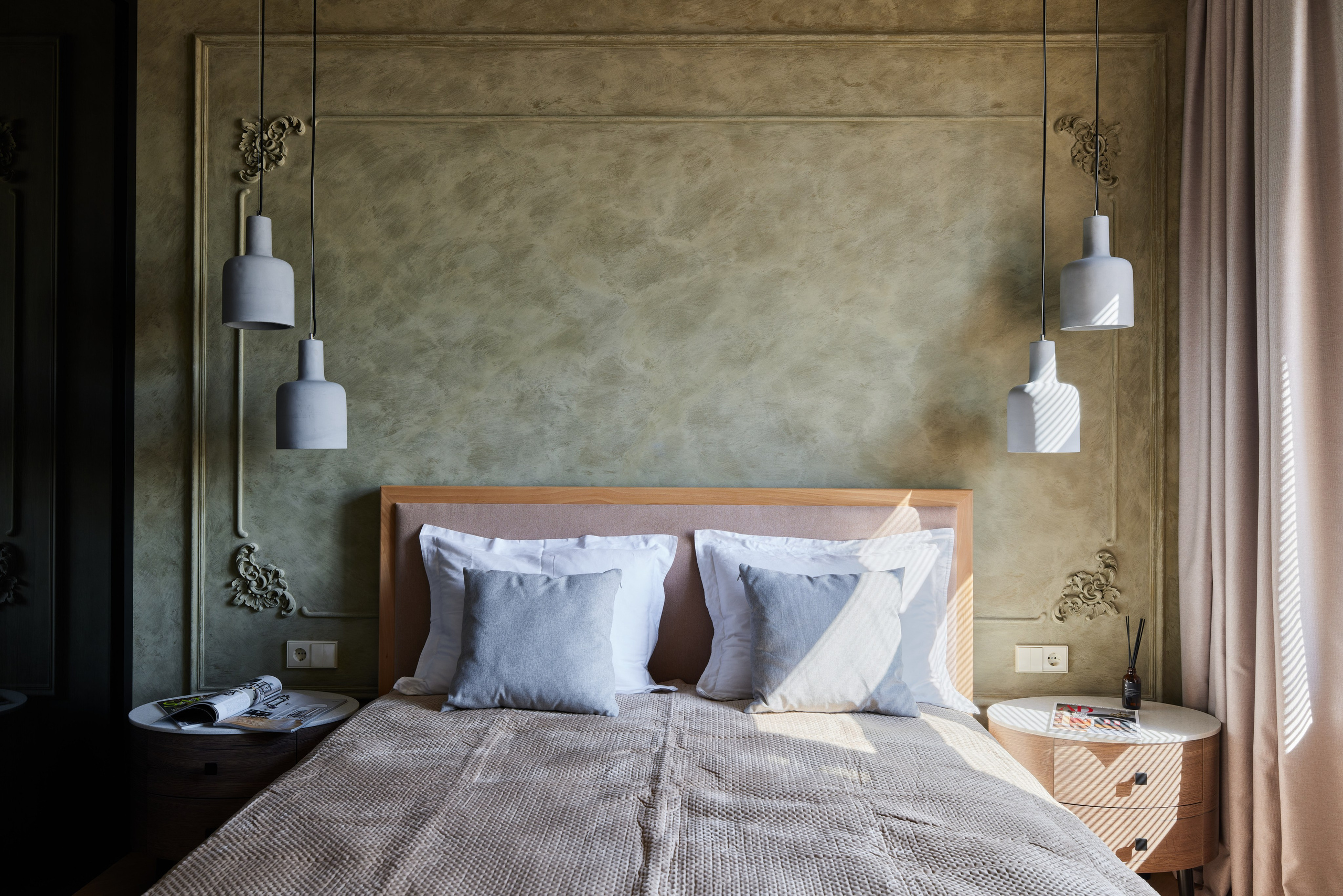 Интерьер спальни с санузлом и встроенным гардеробом. Лаконичное зонирование и индивидуальная мебель на заказ. Проект Ксении Новиковой (ksudsgn), СПб