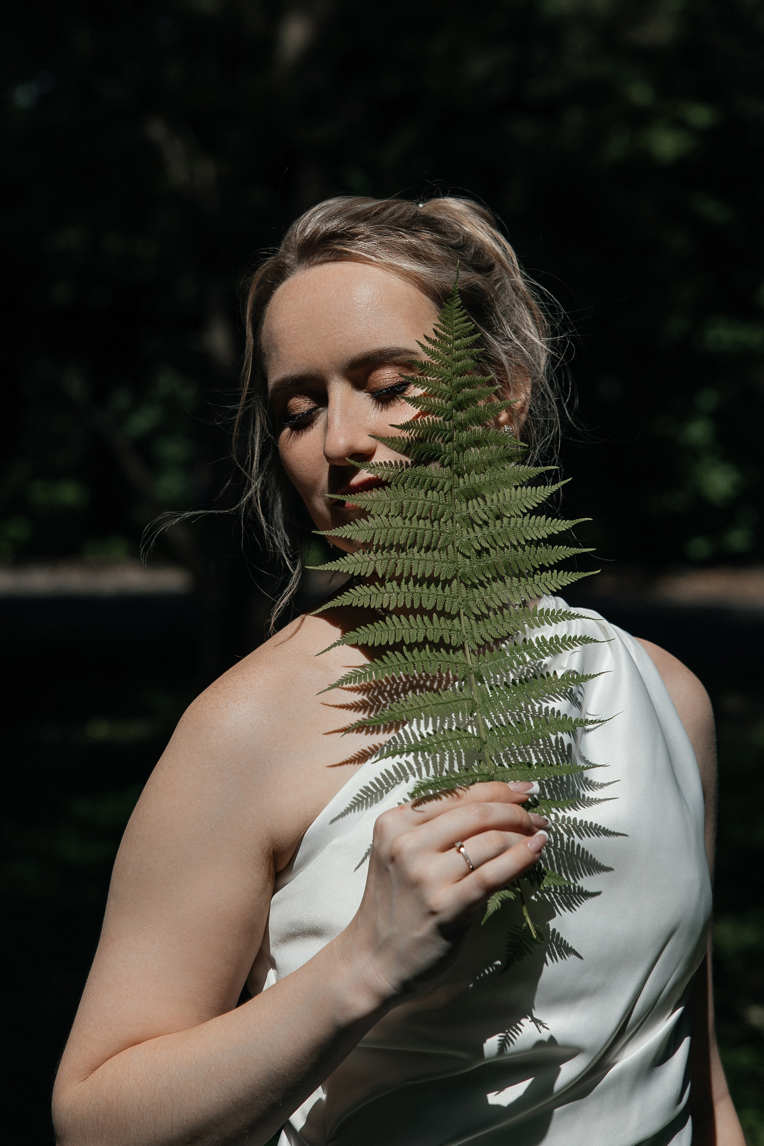 Свадебная фотосессия в Ботаническом саду имени Цицина. Свадебный фотограф в Москве Дарья Олендарёва