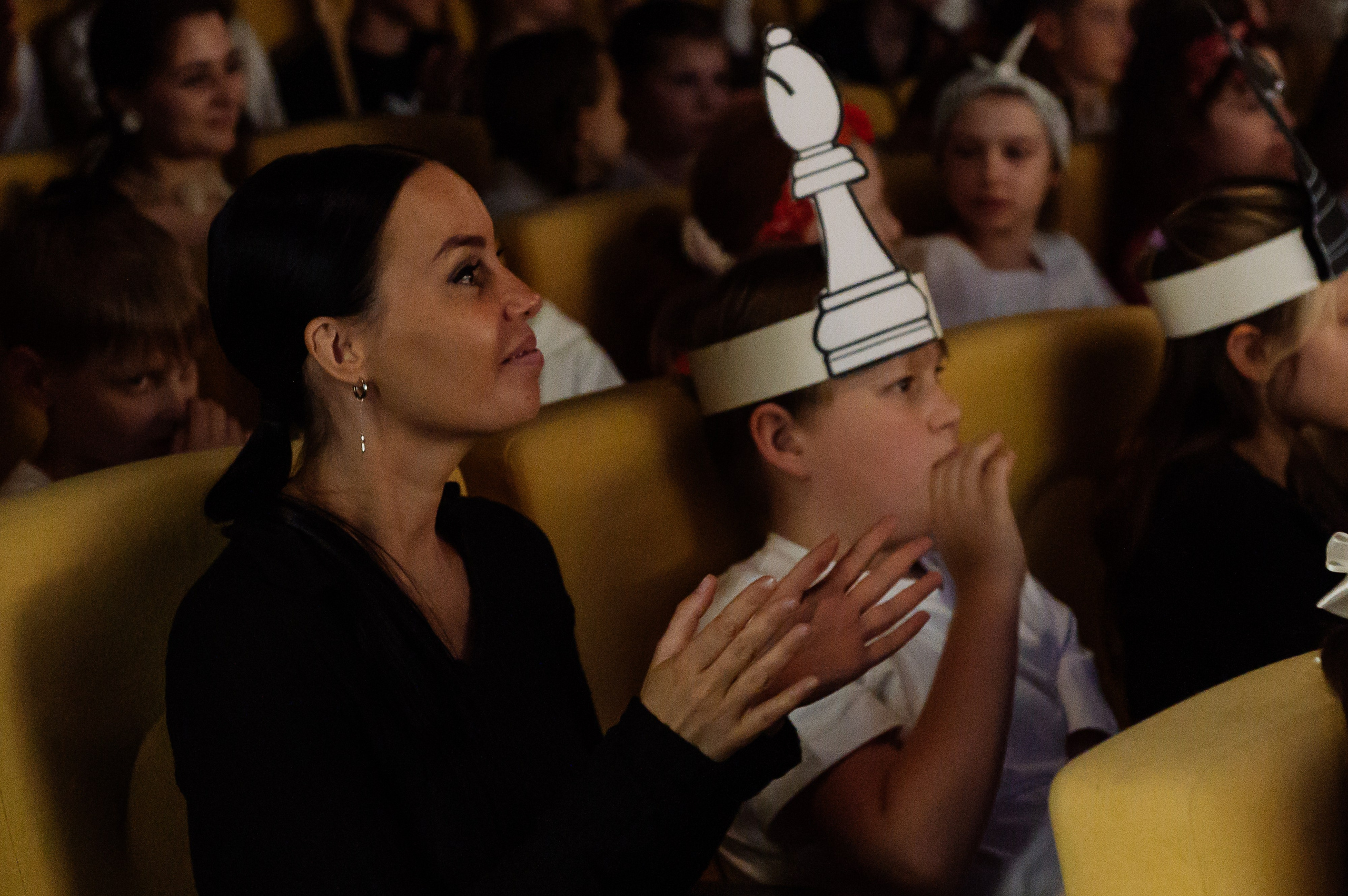 зрители аплодируют