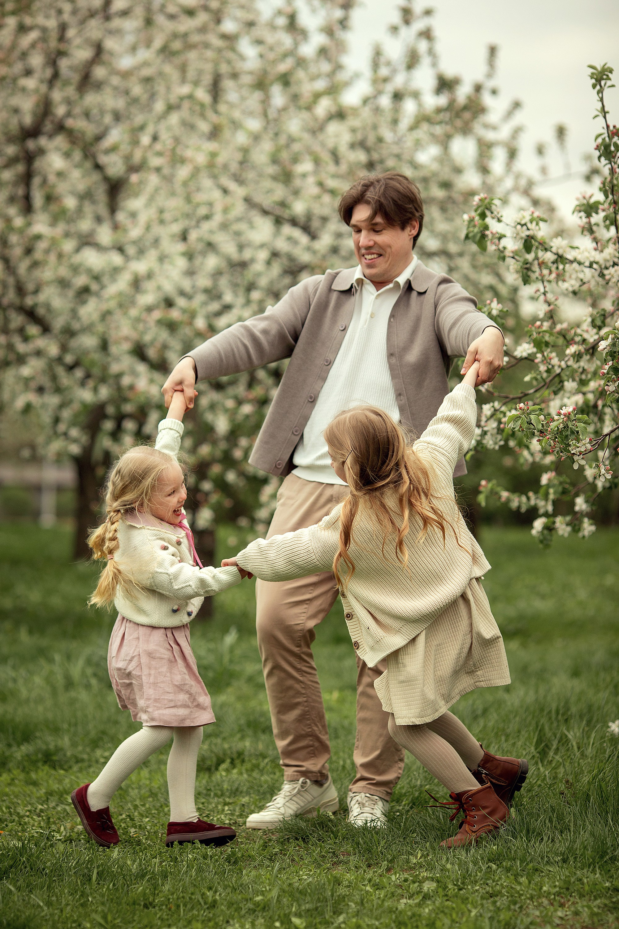 Искренняя семейная фотоистория в цветущем саду. Tatyana Nadezhdina Family photographer