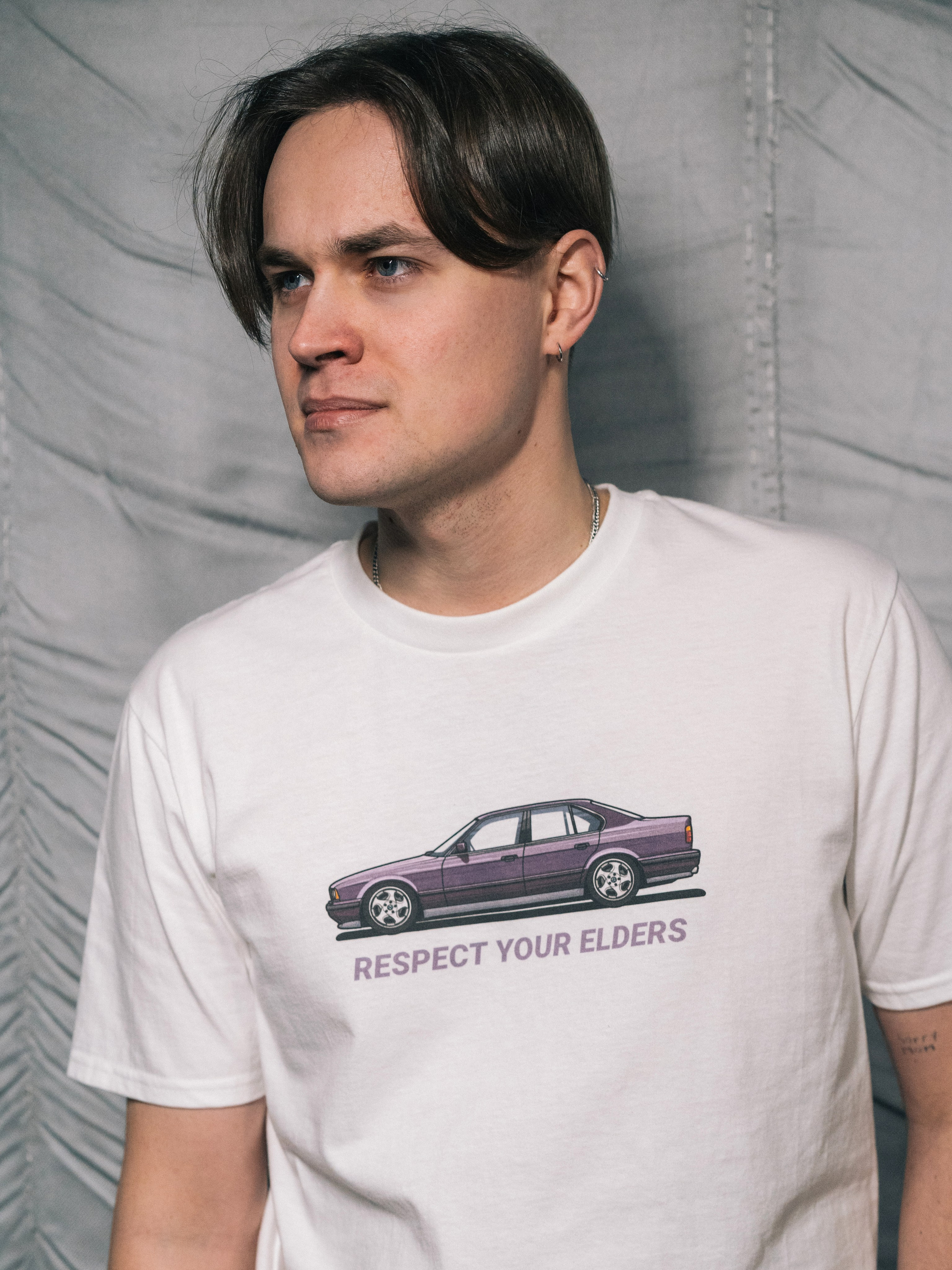 E34 M5: Мечта 90-х на Твоей Футболке. Этот седан был (и остается) объектом желания. Мощь, сдержанная агрессия, безупречное качество и статус. Напоминание об эпохе, когда "заряженные" седаны были особенными. Носи кусочек автомобильной истории.