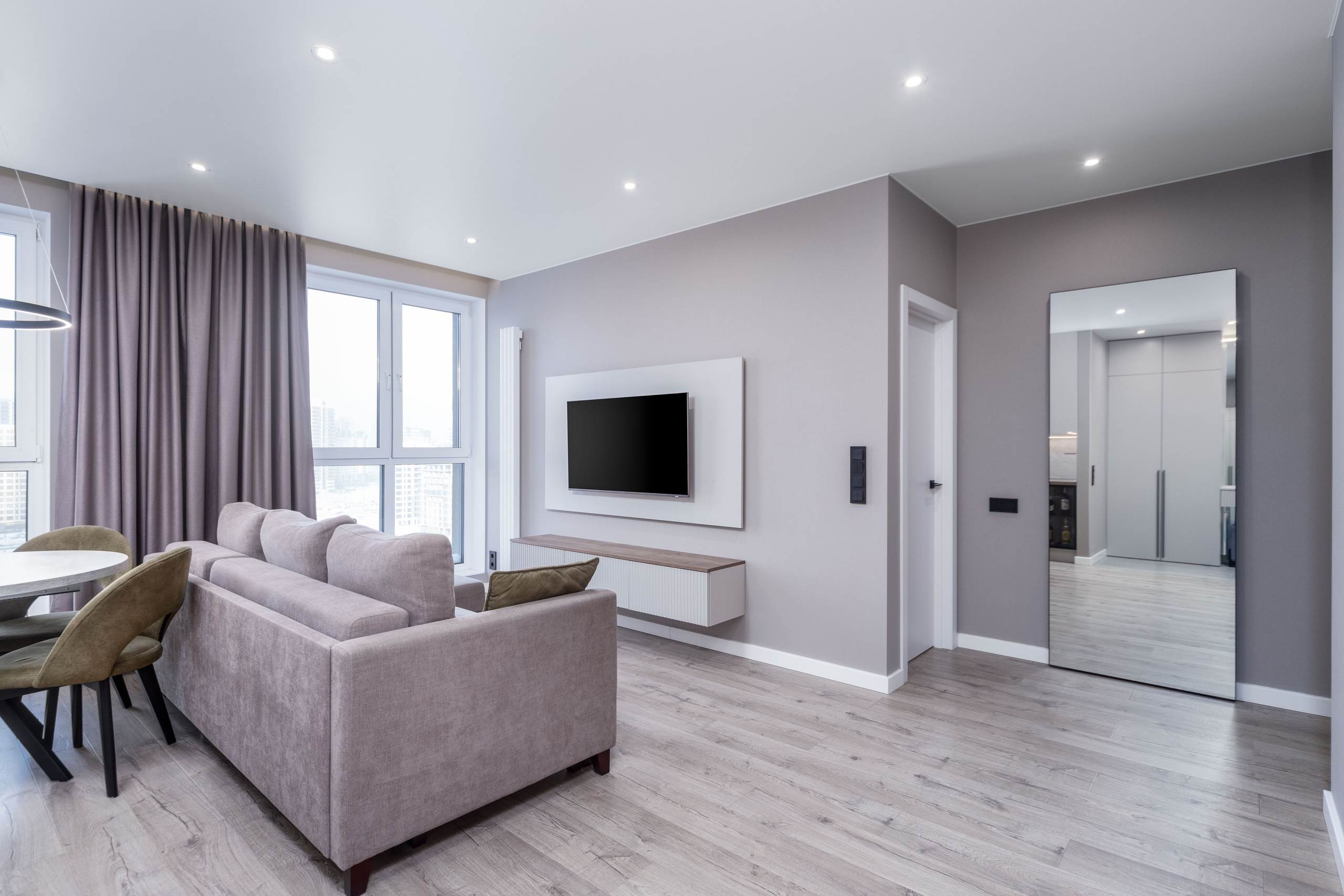 Интерьер кухни-гостиной и прихожей в трехкомнатной квартире ЖК Минск Мир