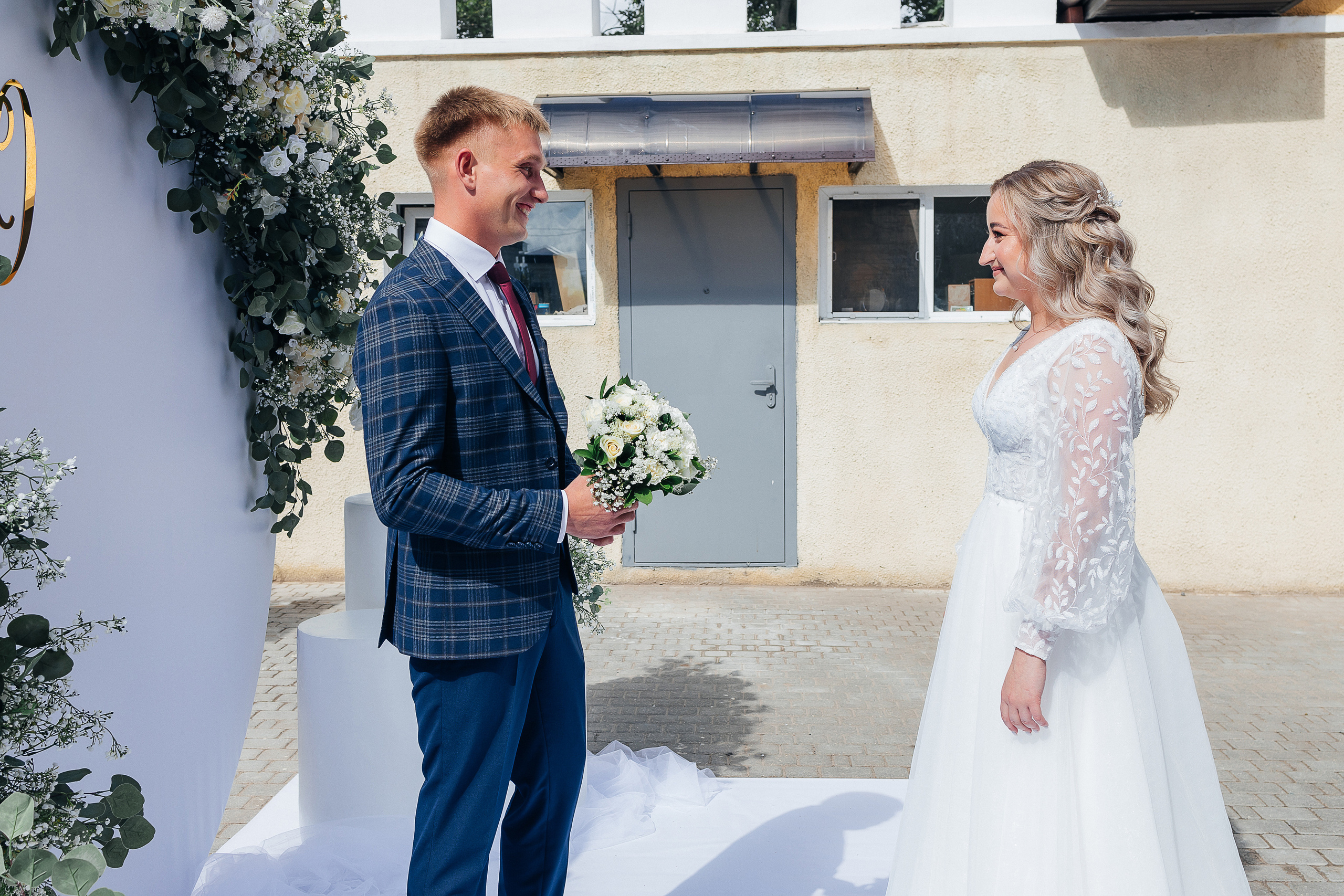 Завораживающая выездная церемония на свежем воздухе. Олег Сверчков | Свадебный фотограф Вологда