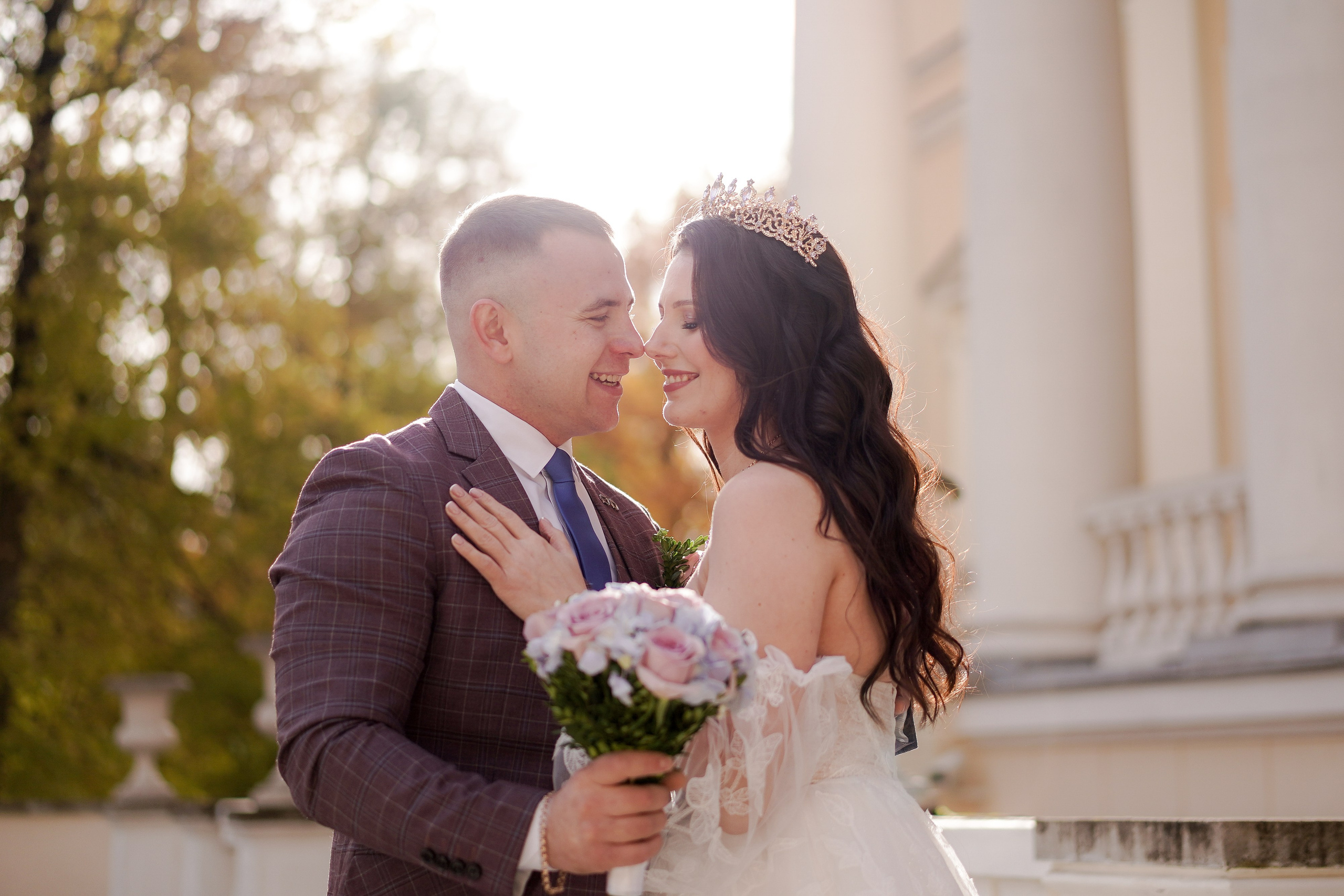 осенняя фотосессия невесты и жениха в Екатерининском парке в Пушкине