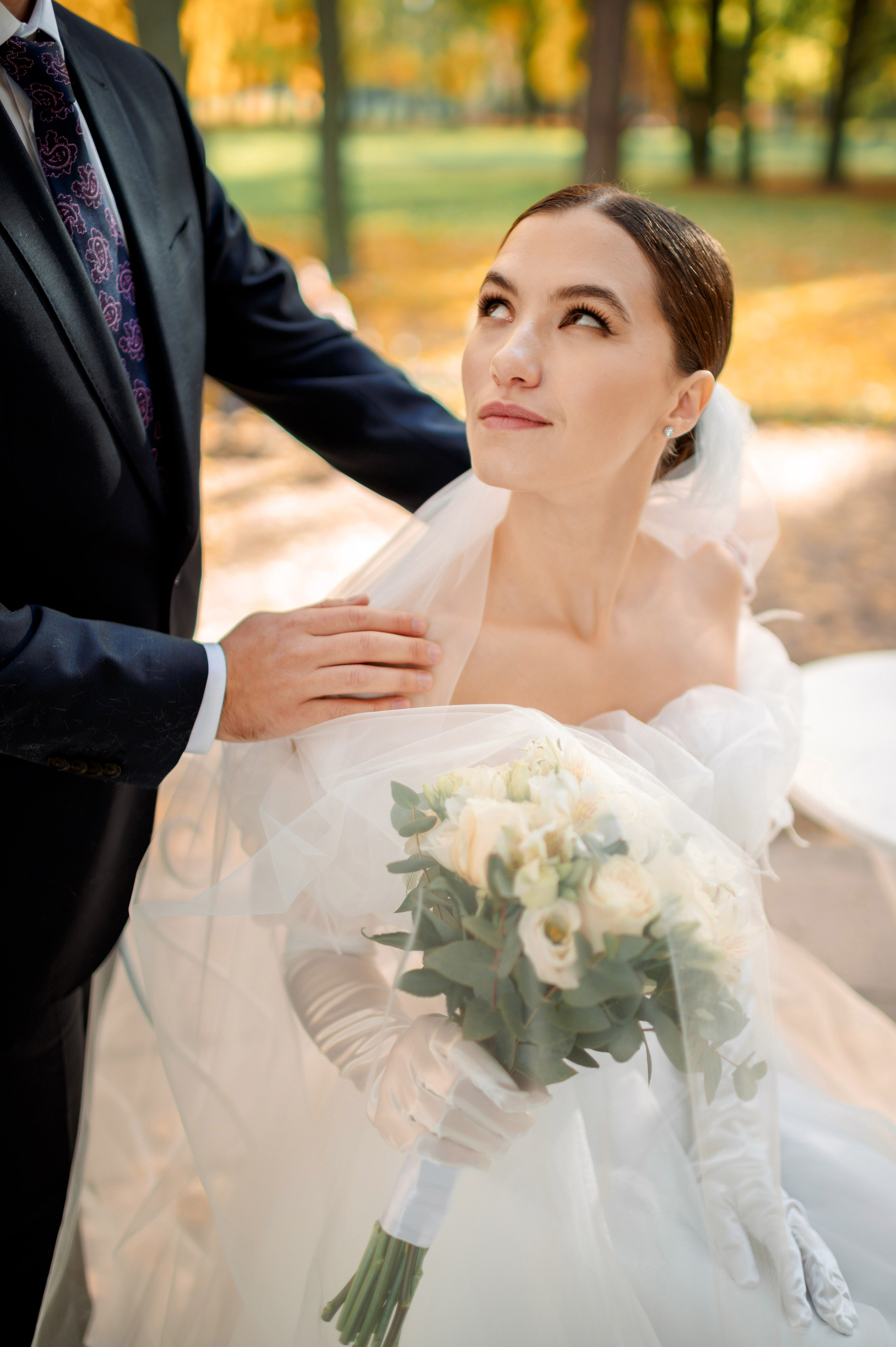 Осенняя великолепная свадебная прогулка жениха и невесты в октябре в Санкт-Петербурге в Михайловском парке и у Атлантов на Миллионной улице. Портретный, семейный и свадебный фотограф в Санкт-Петербурге и в Пушкине Ширяев Денис