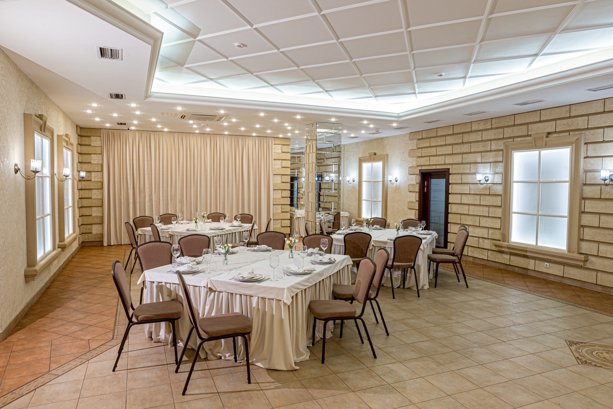 Банкетный зал ресторана Дача. Фотограф в Оренбурге. Профессиональный фотограф