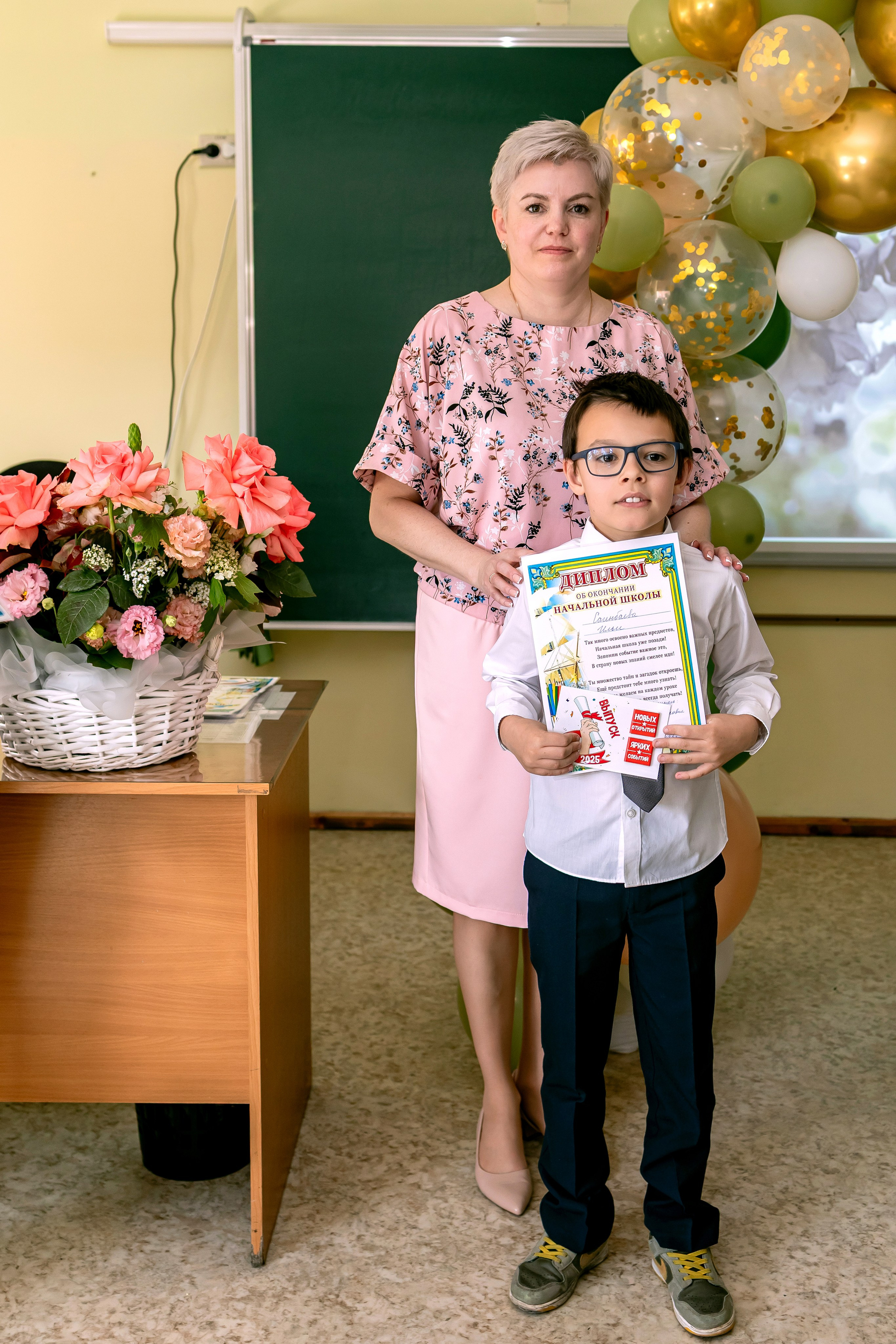 Выпускной в начальной школе в классе. Фотограф и видеограф Москва. Свадебный фотограф, видеограф. Выпускные альбомы. Оживающие альбомы