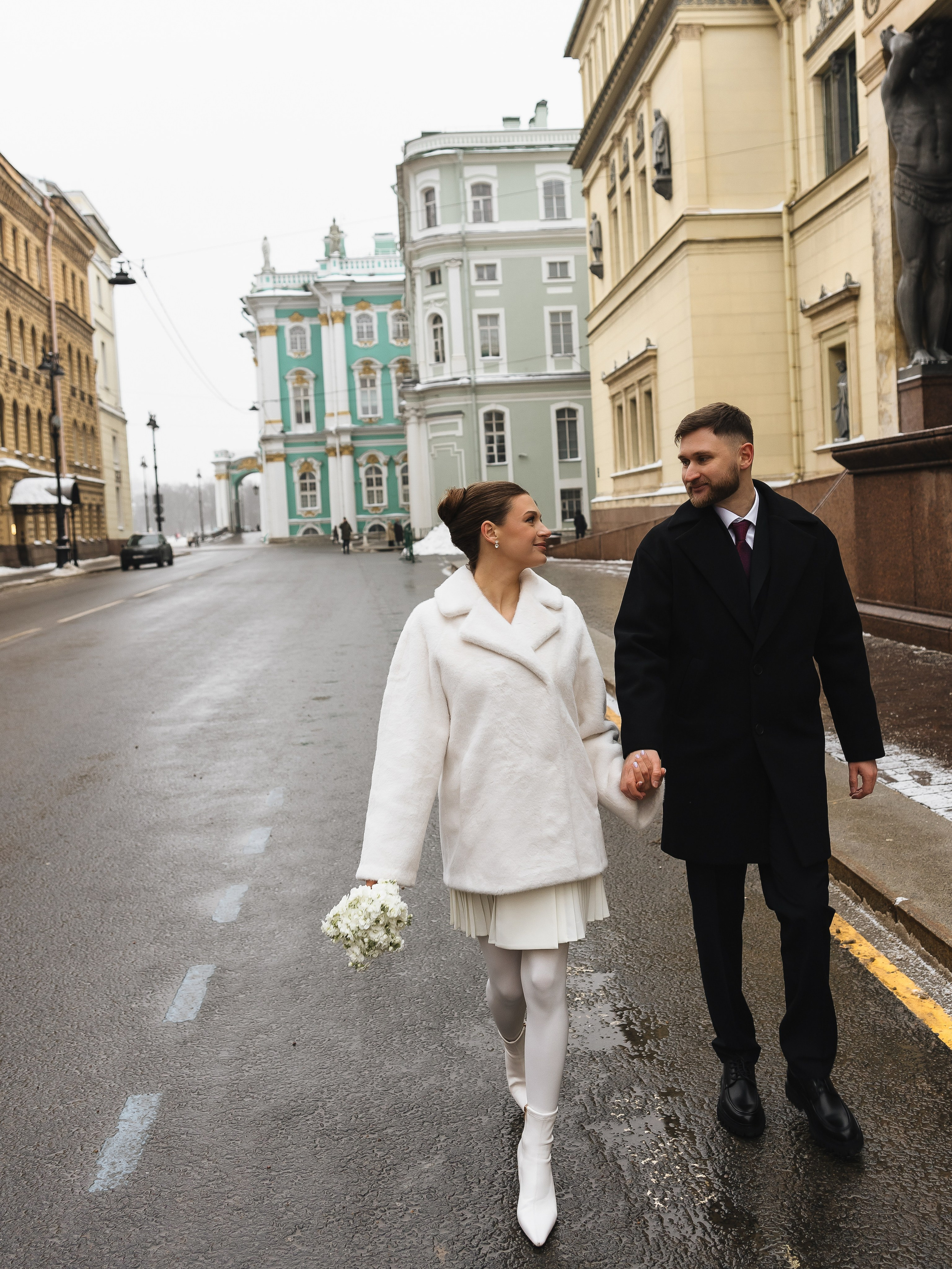 Фотопрогулка по Миллионной улице и Дворцовой площади Санкт-Петербурга. Зимний дворец, Триумфальная арка, набережная Мойки, Атланты и Зимняя канавка — кинематографичные ракурсы для свадебных кадров