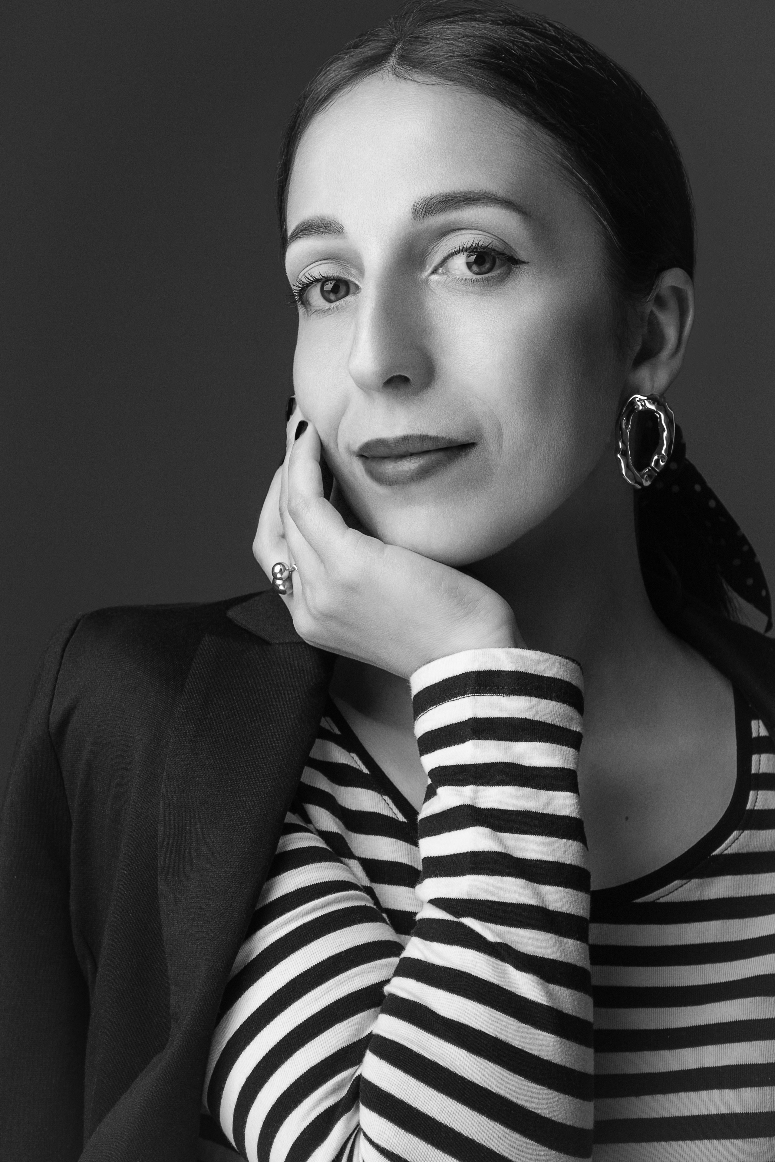 Черно-белая фотосессия для женщин в студии