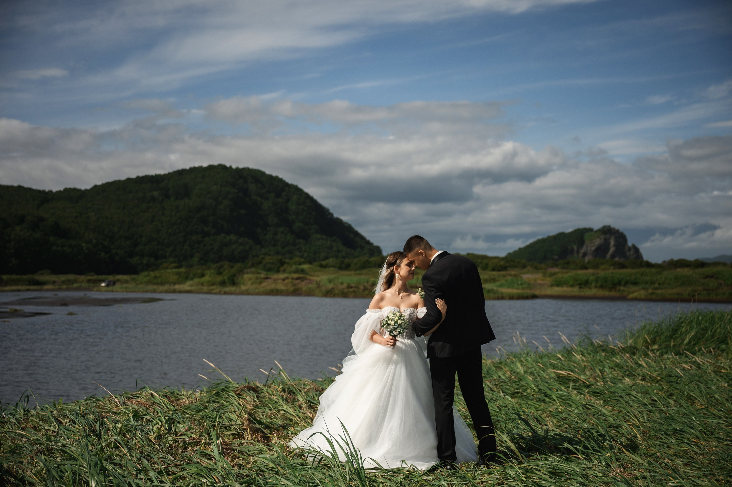 Фотосъемка свадьбы и венчания в Петропавловске-Камчатском на фоне вулканов и Тихого океана. Свадебная церемония в храме с эмоциональными моментами и природными пейзажами Камчатки. Профессиональная фотография пар у алтаря и на фоне диких пейзажей полуострова. Цены на свадебную фотосъемку с уникальными локациями Петропавловска-Камчатского.