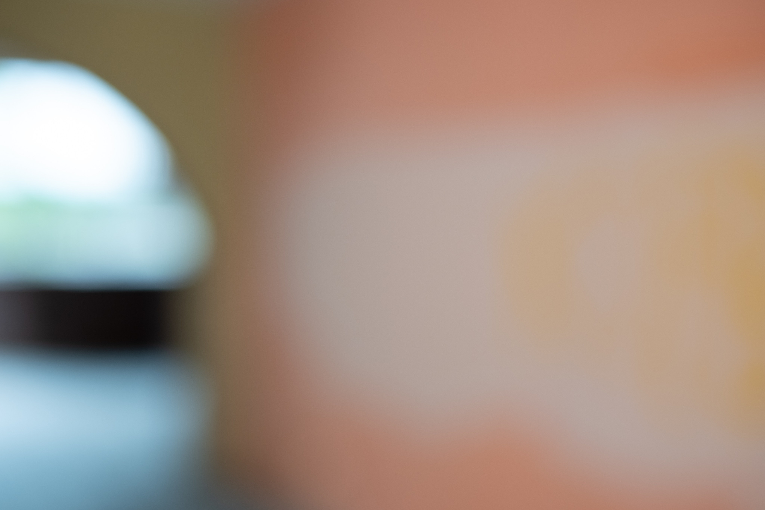 Авторская городская фотография, исследующая свет, цвет, архитектуру и визуальные ритмы городской среды. Фотограф: Ожерельев Лев