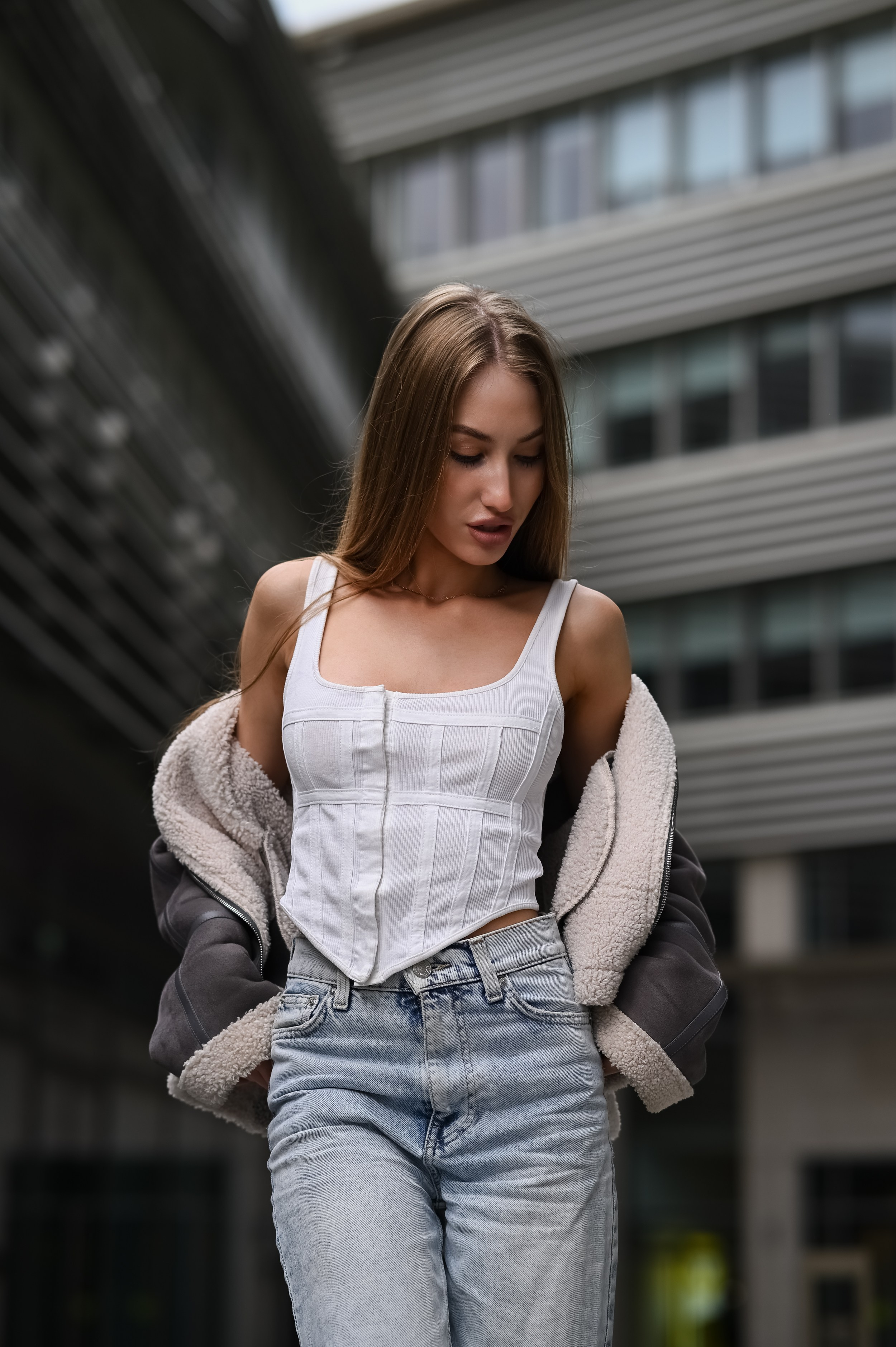 Уличный портрет девушки в джинсах и куртке