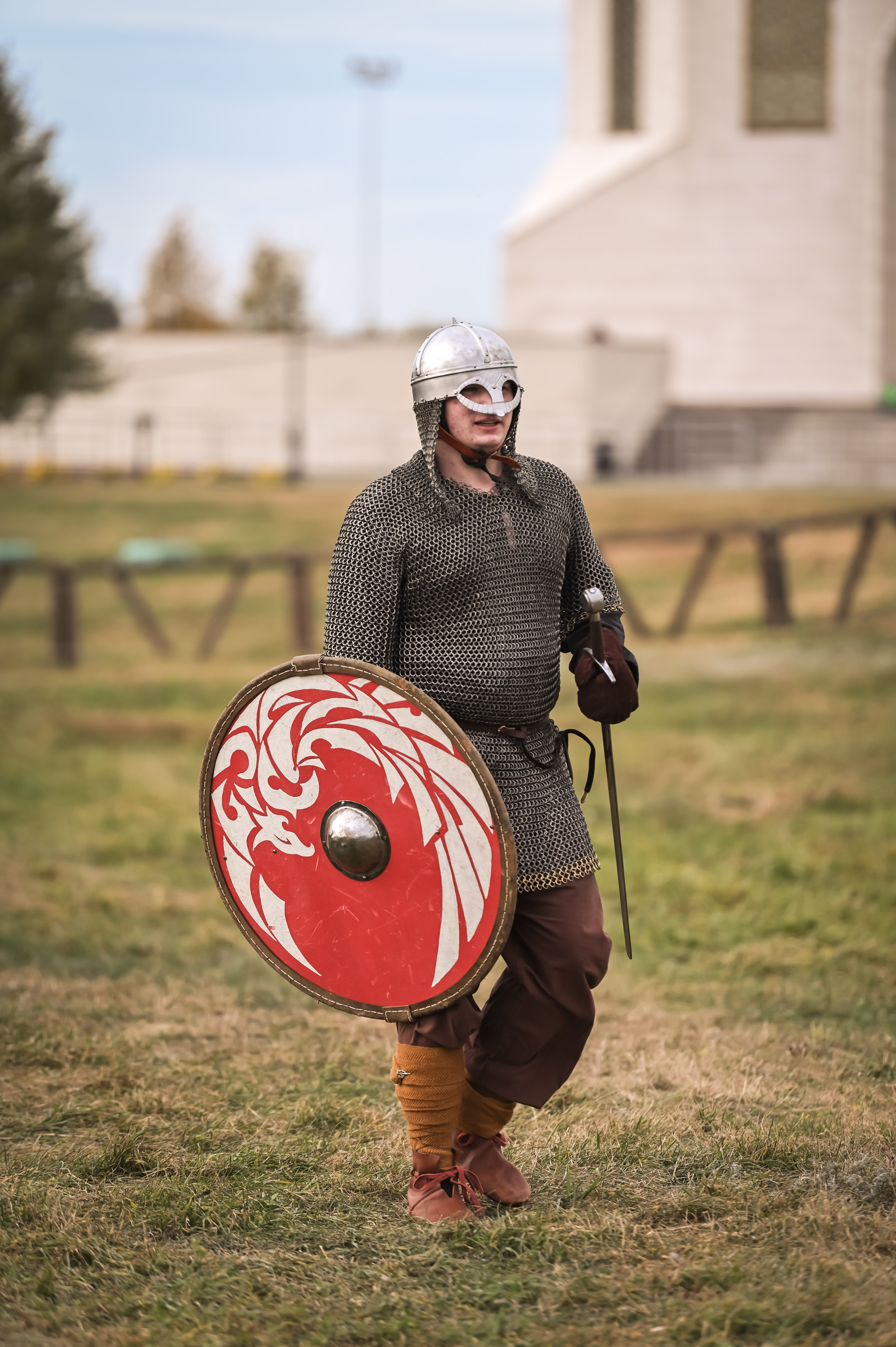 Участники исторического сражения в доспехах на фестивале в Болгаре
