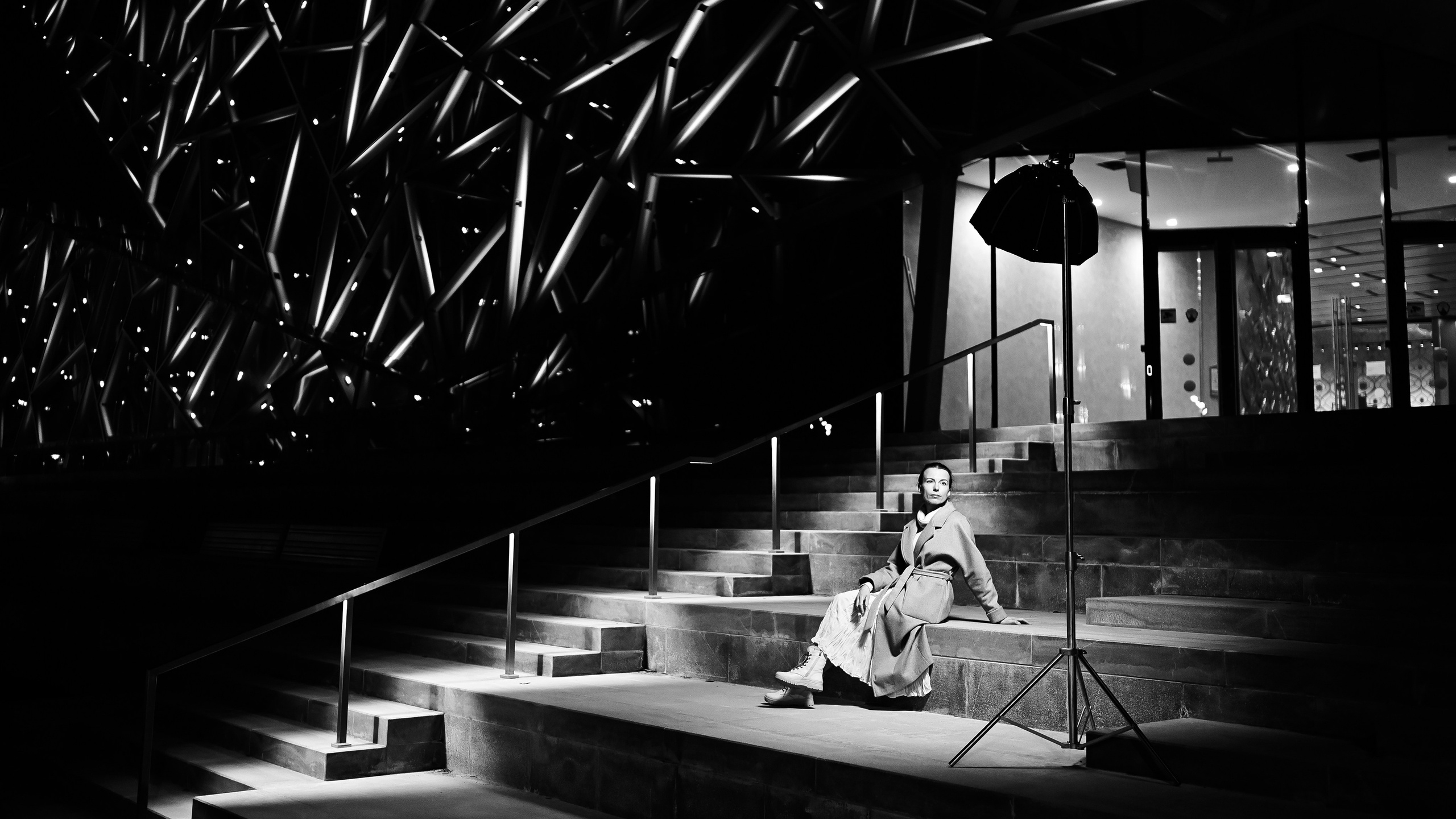 Современная архитектура Казани и модель в уличной фотосессии