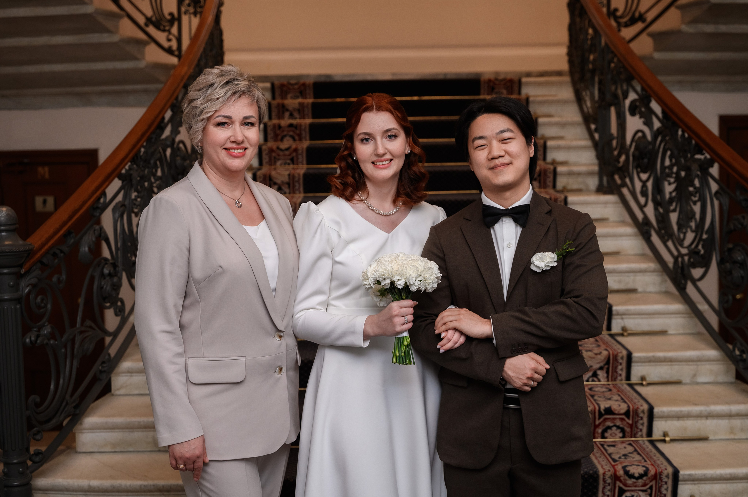 Свадебная фотосъёмка во дворце бракосочетания жениха и невесты с родителями.