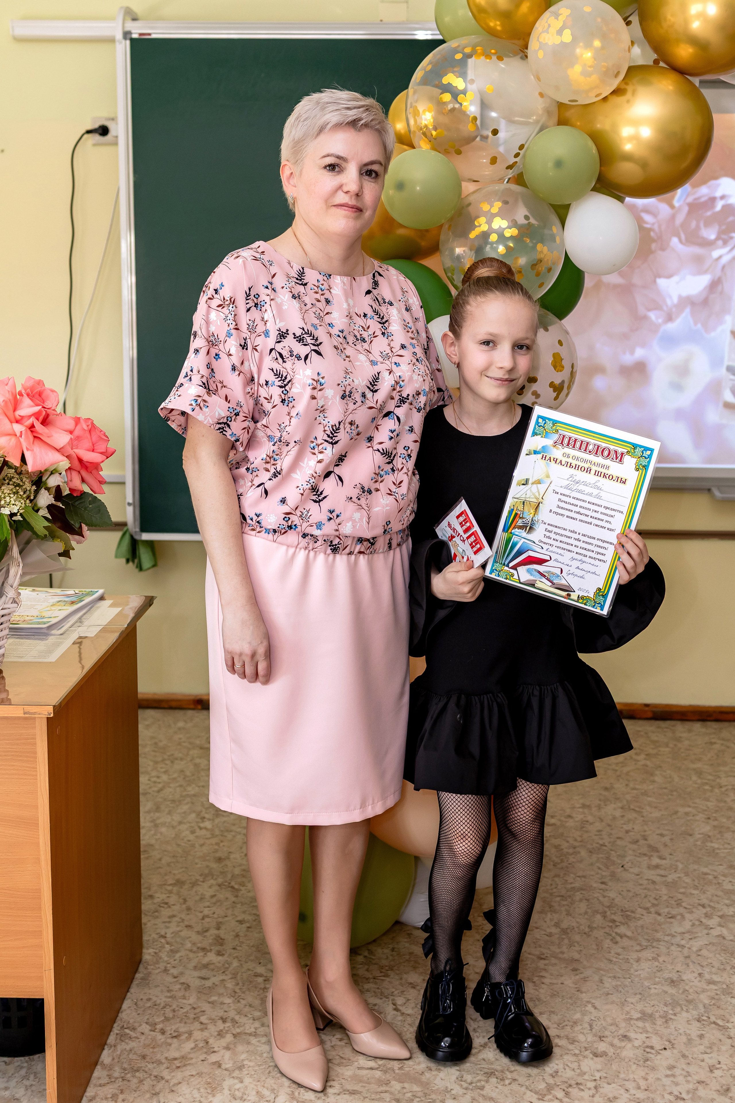Выпускной в начальной школе в классе. Фотограф и видеограф Москва. Свадебный фотограф, видеограф. Выпускные альбомы. Оживающие альбомы