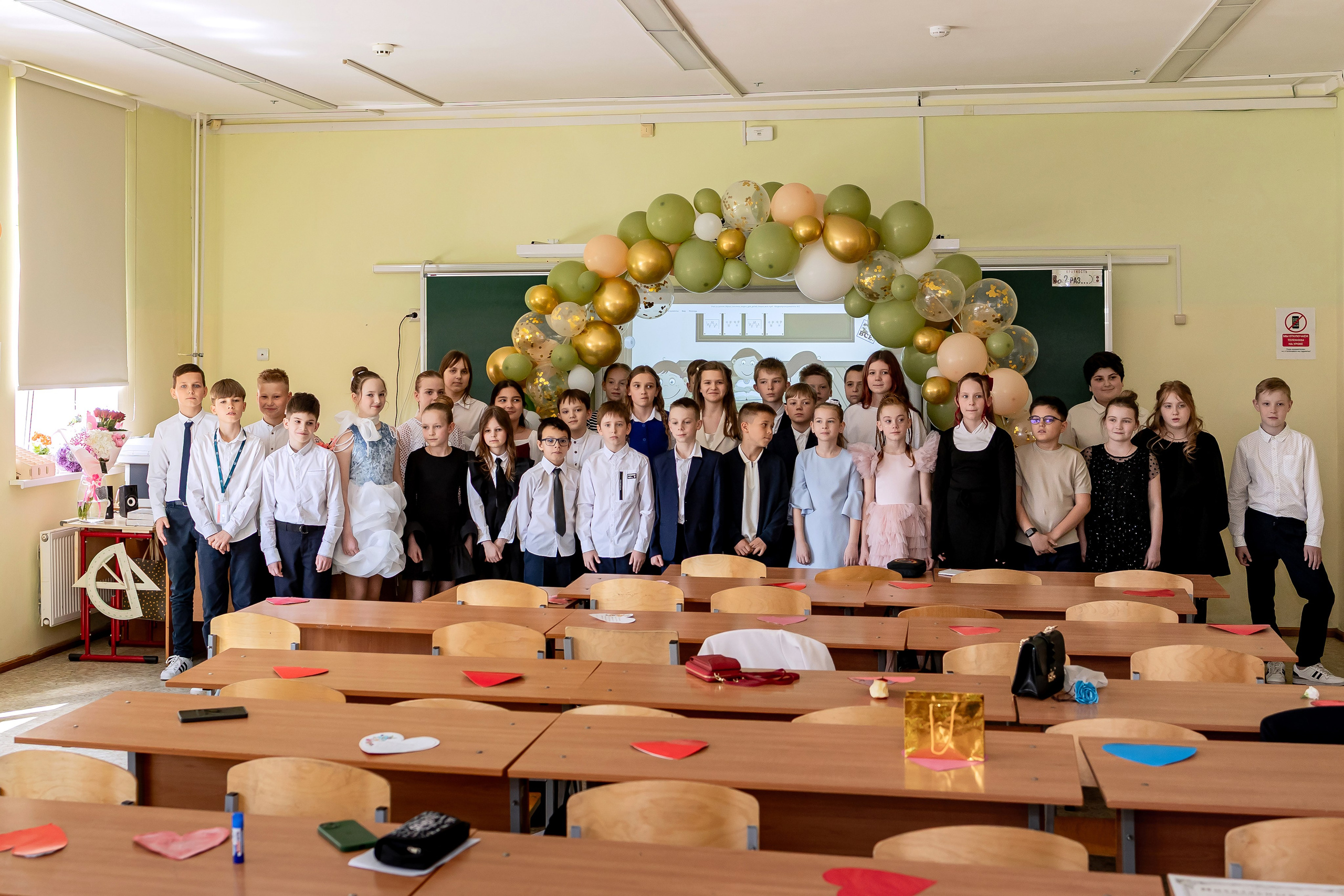 Выпускной в начальной школе в классе. Фотограф и видеограф Москва. Свадебный фотограф, видеограф. Выпускные альбомы. Оживающие альбомы