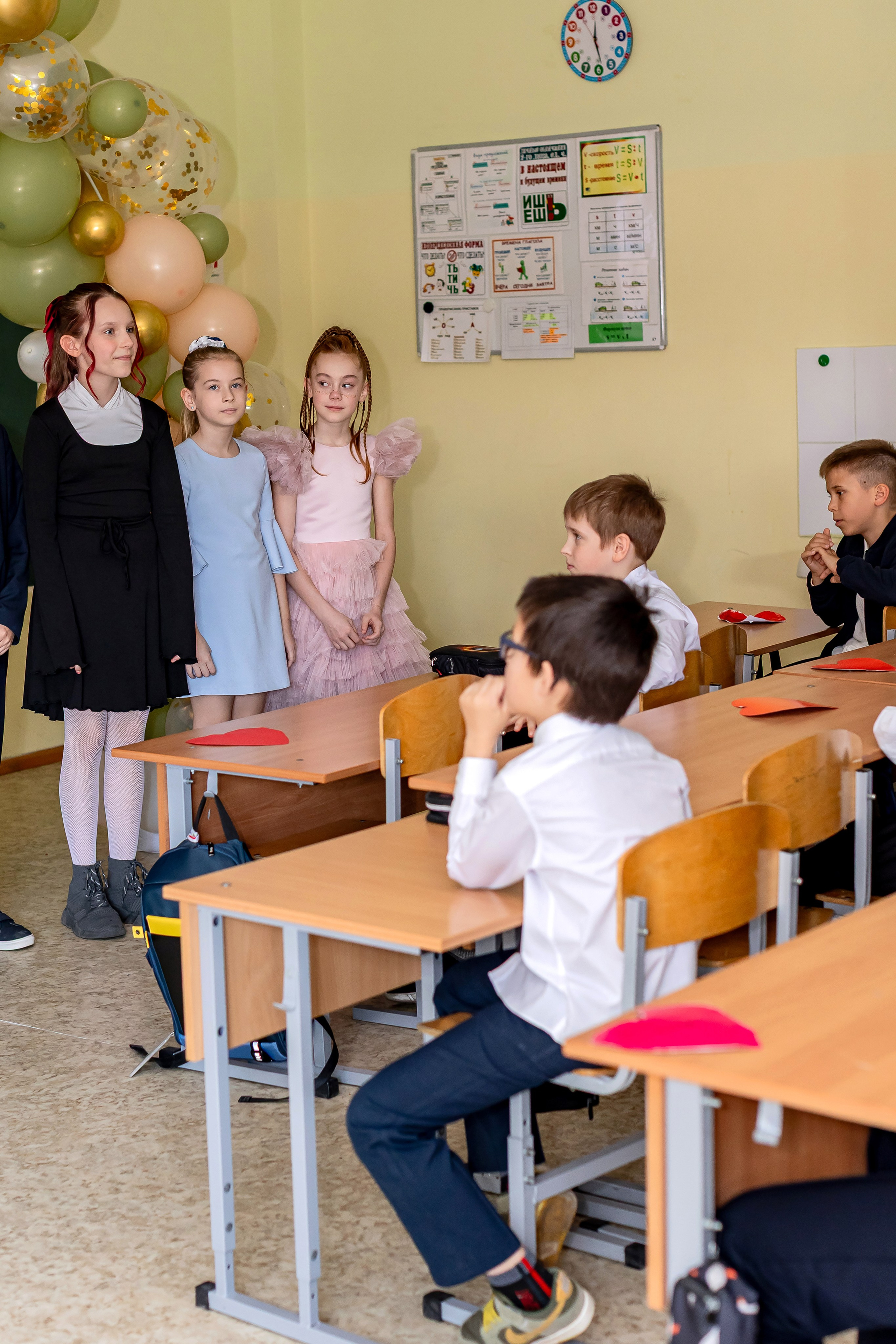 Выпускной в начальной школе в классе. Фотограф и видеограф Москва. Свадебный фотограф, видеограф. Выпускные альбомы. Оживающие альбомы