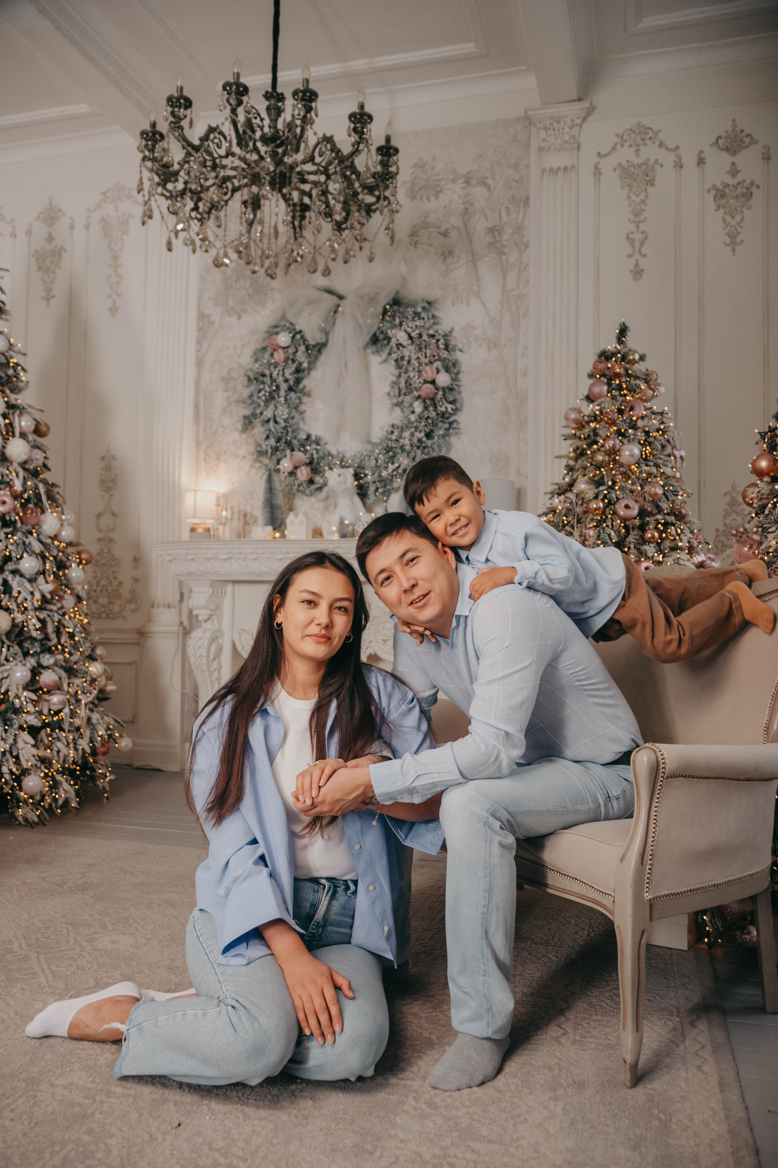 Семейная фотосессия в фотостудии 2Стула. Свадебный, семейный и портретный фотограф в Алматы, Костанай