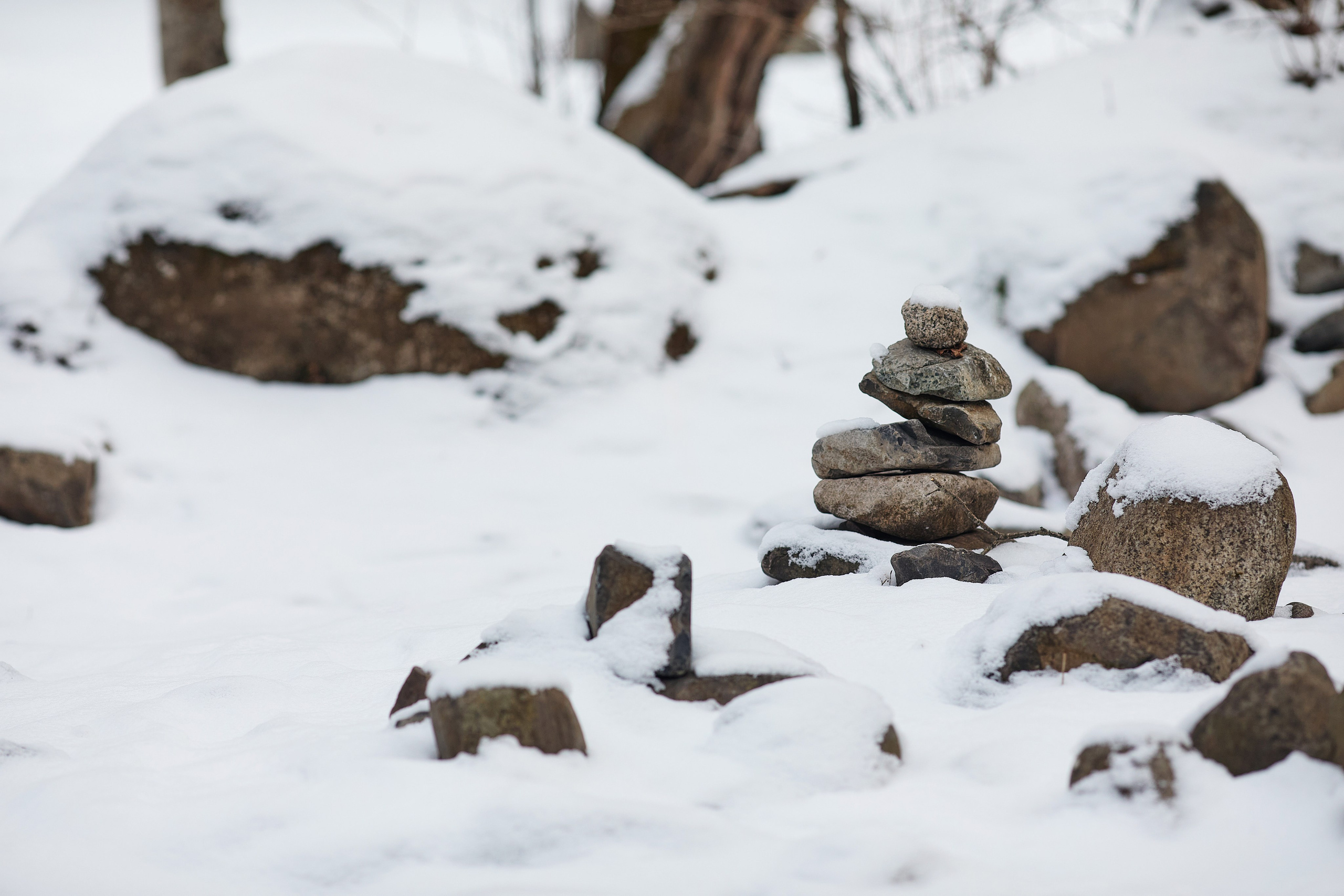 Камни дзен в снегу у реки