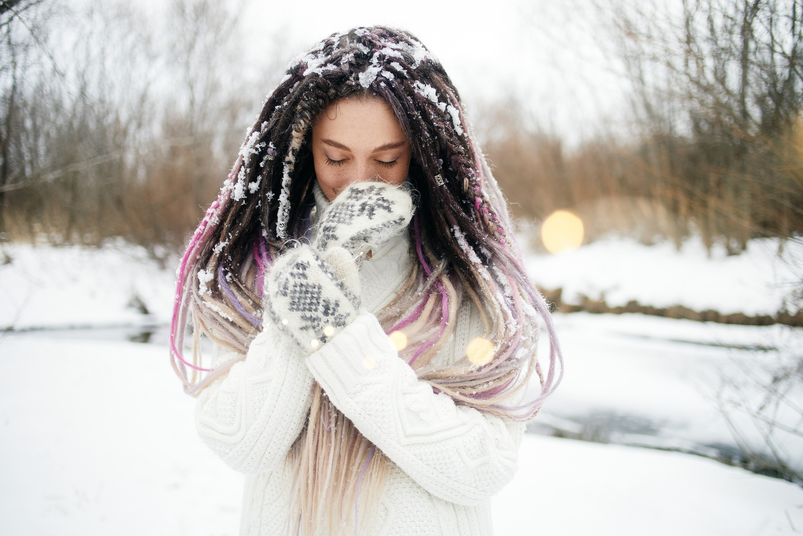 Выездная зимняя фотосессия во Владивостоке. Пример портретной фотосъёмки на заснеженном берегу реки
