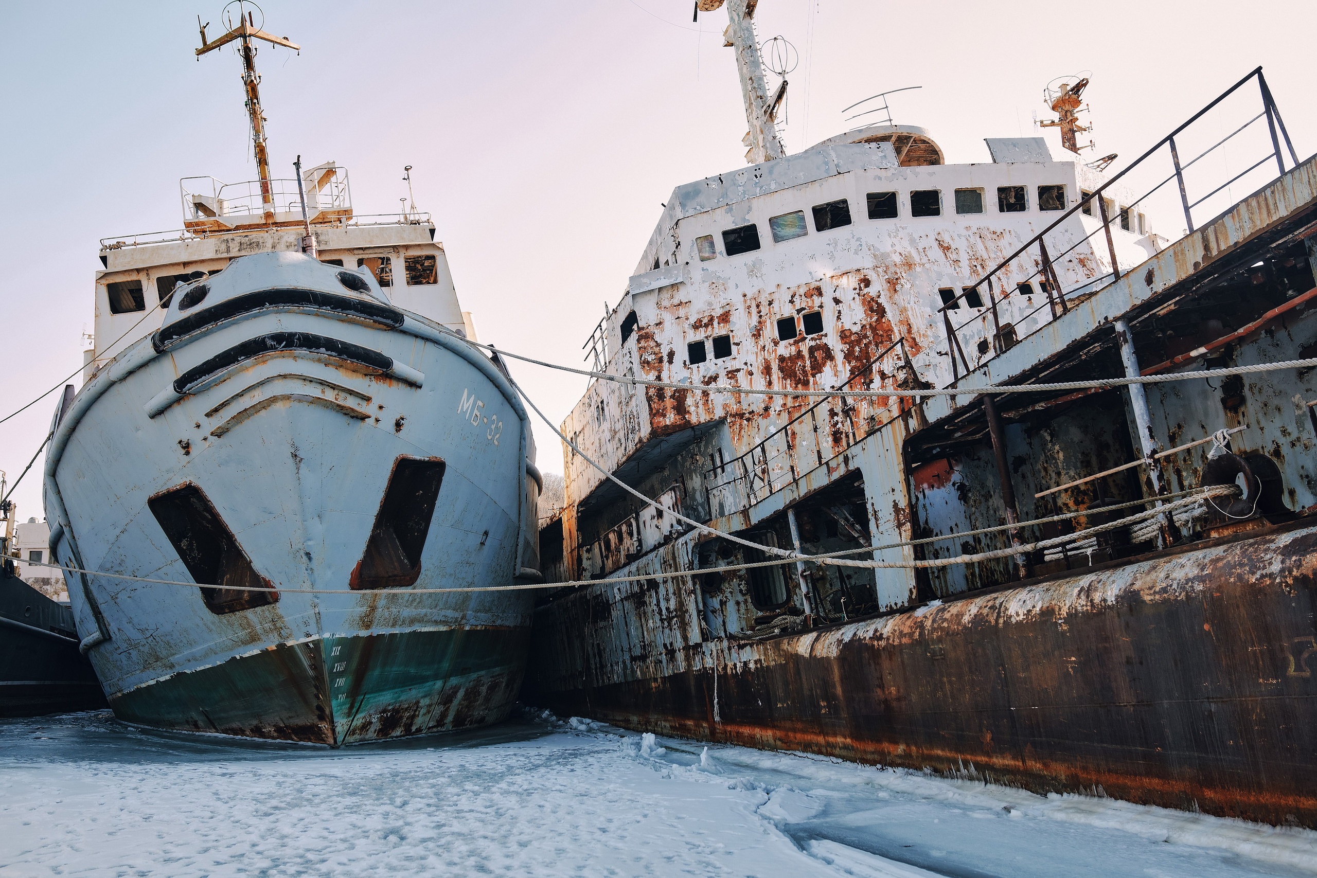 Ржавеющие корабли с морского кладбища старых кораблей тихоокеанского флота в Приморье