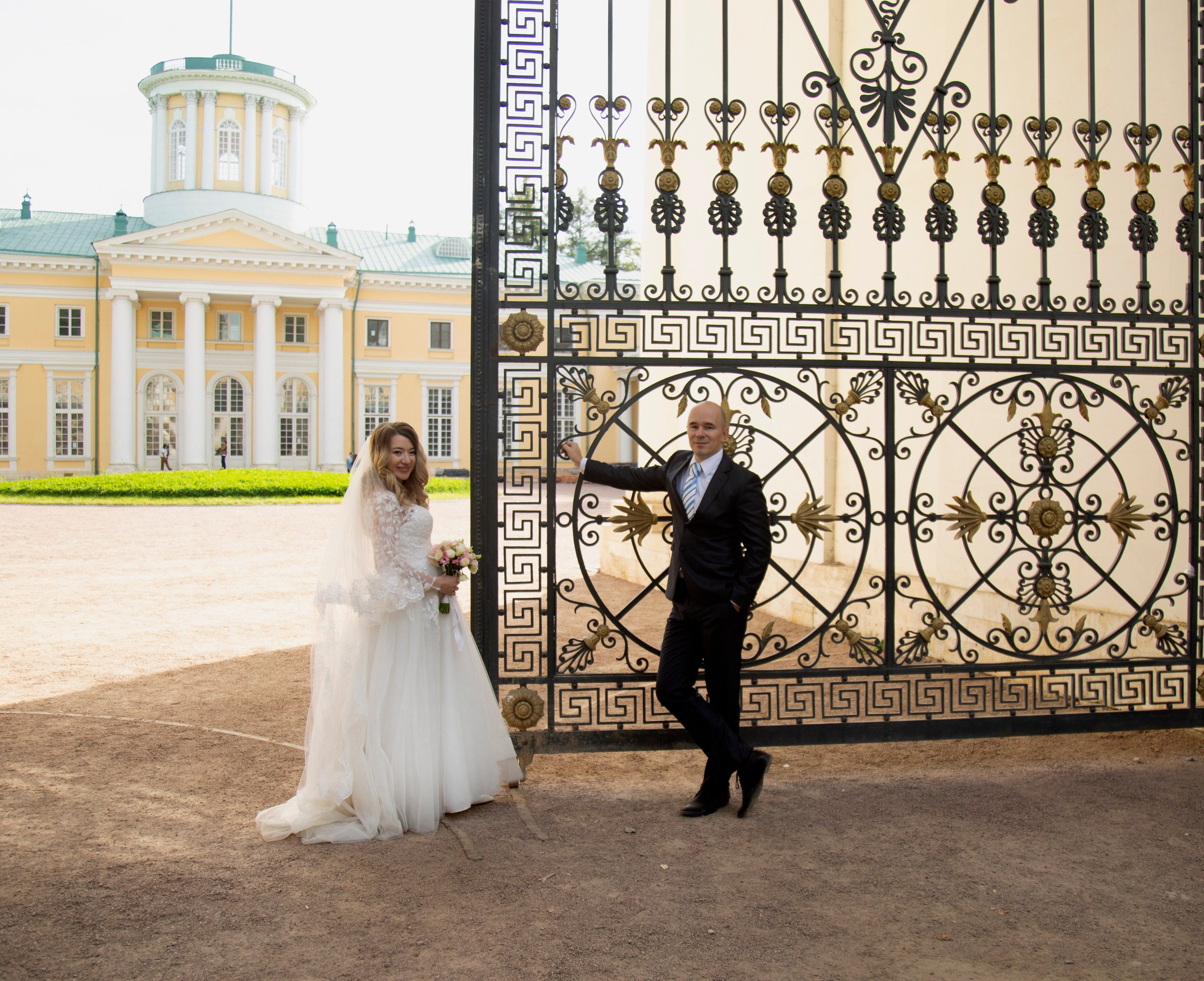Свадебная фотосессия в усадьбе Архангельское в Москве для Елены и Сергея. Фотосессия в студии в Москве от профессионального фотографа услуги по доступным ценам