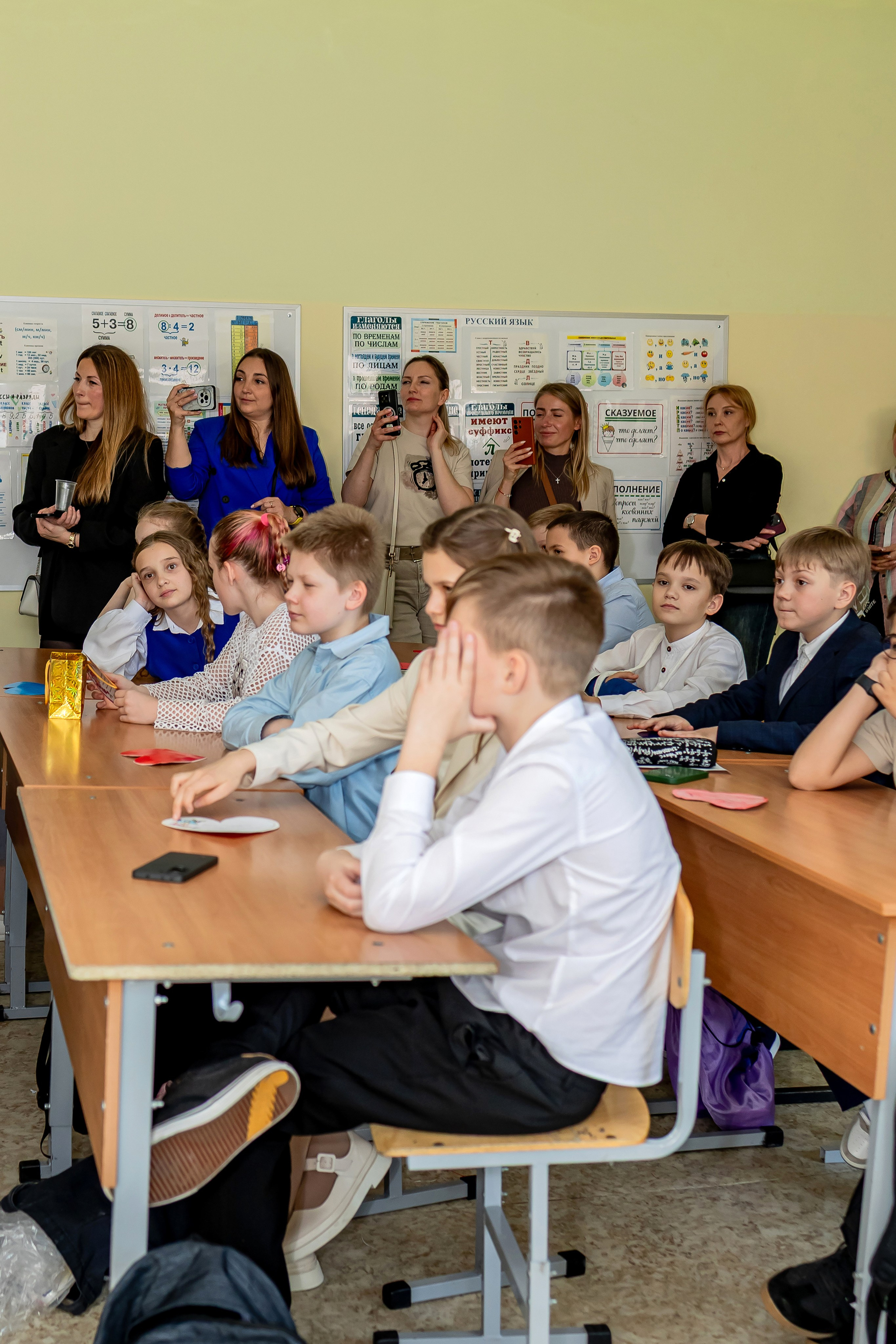 Выпускной в начальной школе в классе. Фотограф и видеограф Москва. Свадебный фотограф, видеограф. Выпускные альбомы. Оживающие альбомы