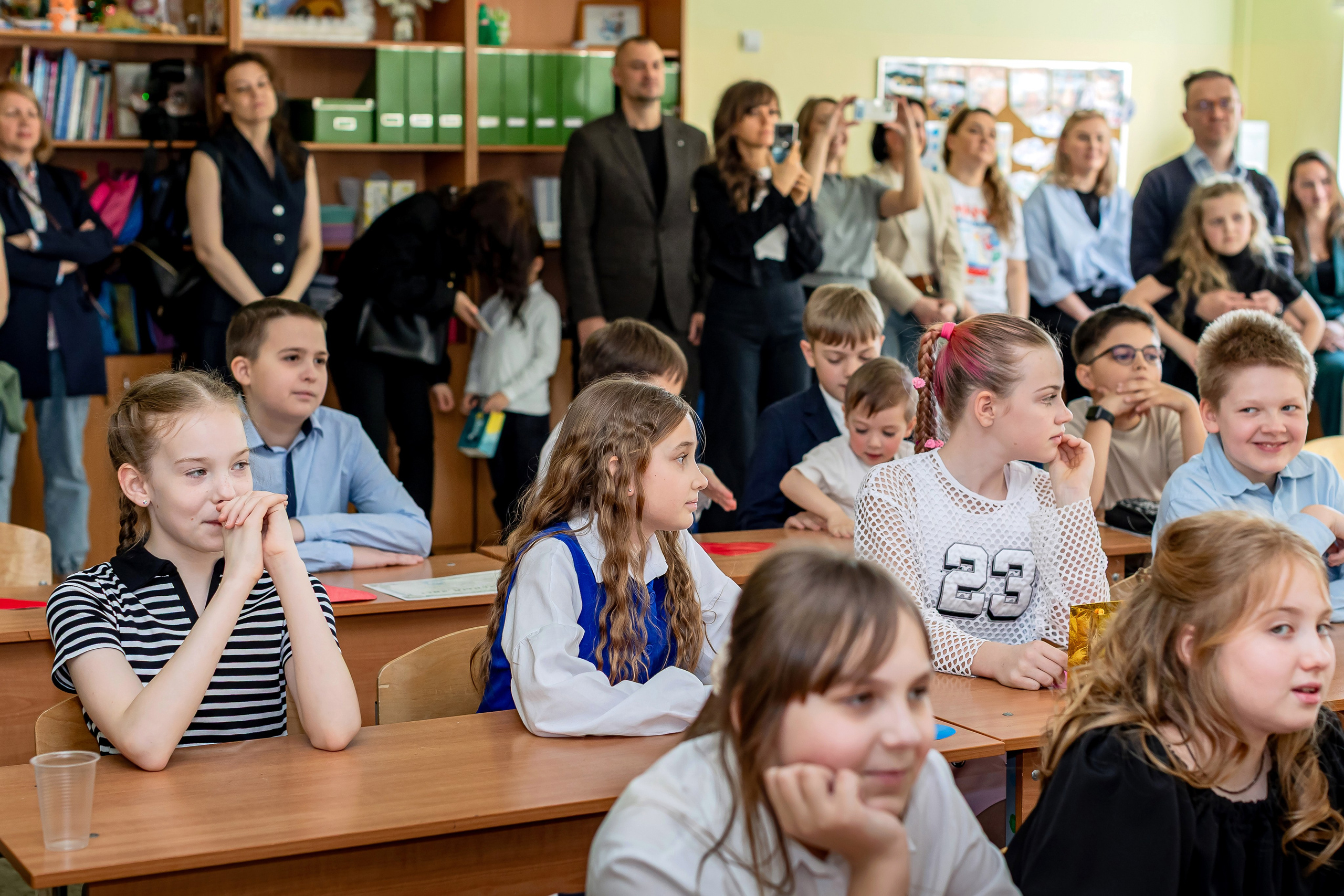 Выпускной в начальной школе в классе. Фотограф и видеограф Москва. Свадебный фотограф, видеограф. Выпускные альбомы. Оживающие альбомы