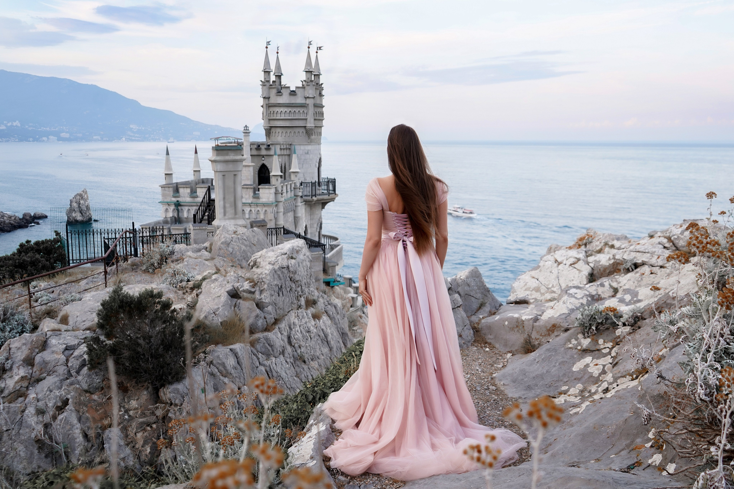 Женская фотосессия с Карелией на Ласточкином гнезде в Крыму. Свадебный фотограф в Ростове-на-Дону. Таинство Крещения и Венчания, семейные фотосессии. Алёна Чёботова