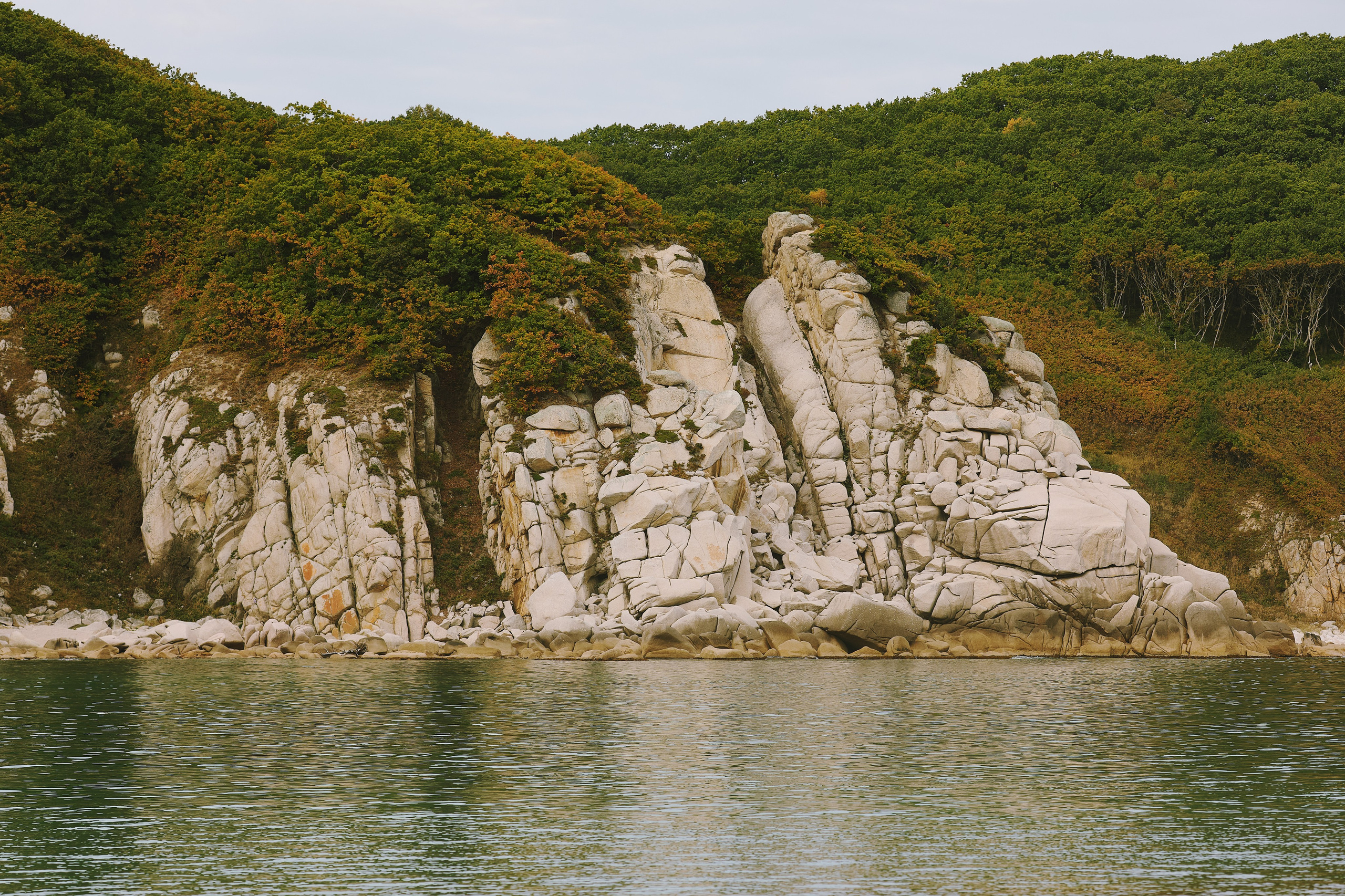 Скалистый берег моря в Приморском крае