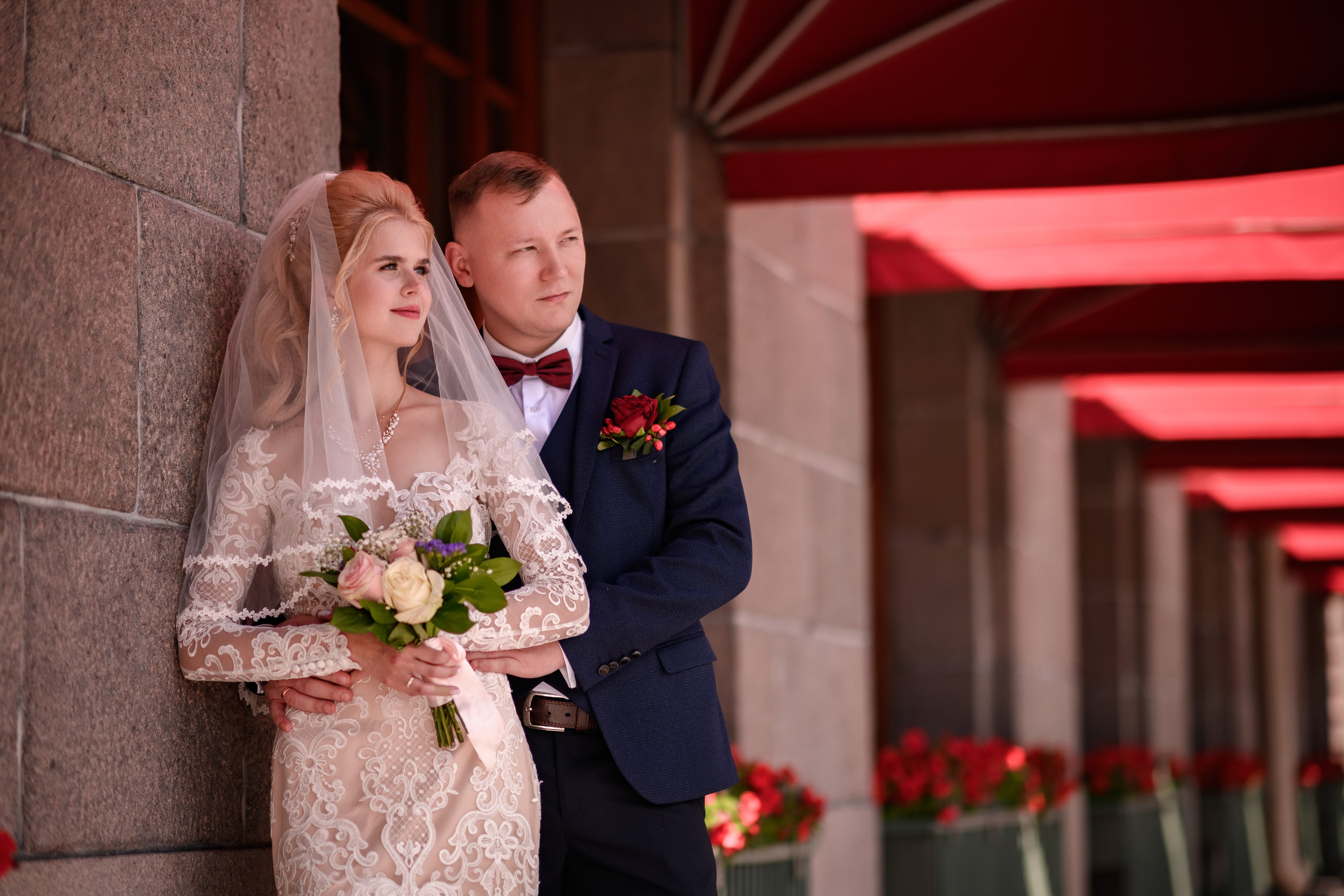 Свадебная фотосессия в центре Санкт-Петербурга у отеля Астория.