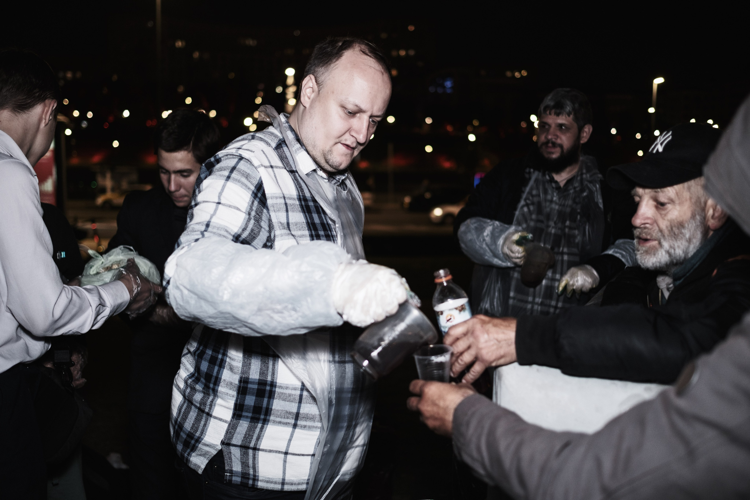 Готовка для бездомных и кормление их в Москве. Фотограф в Москве Максим Скоробогатов