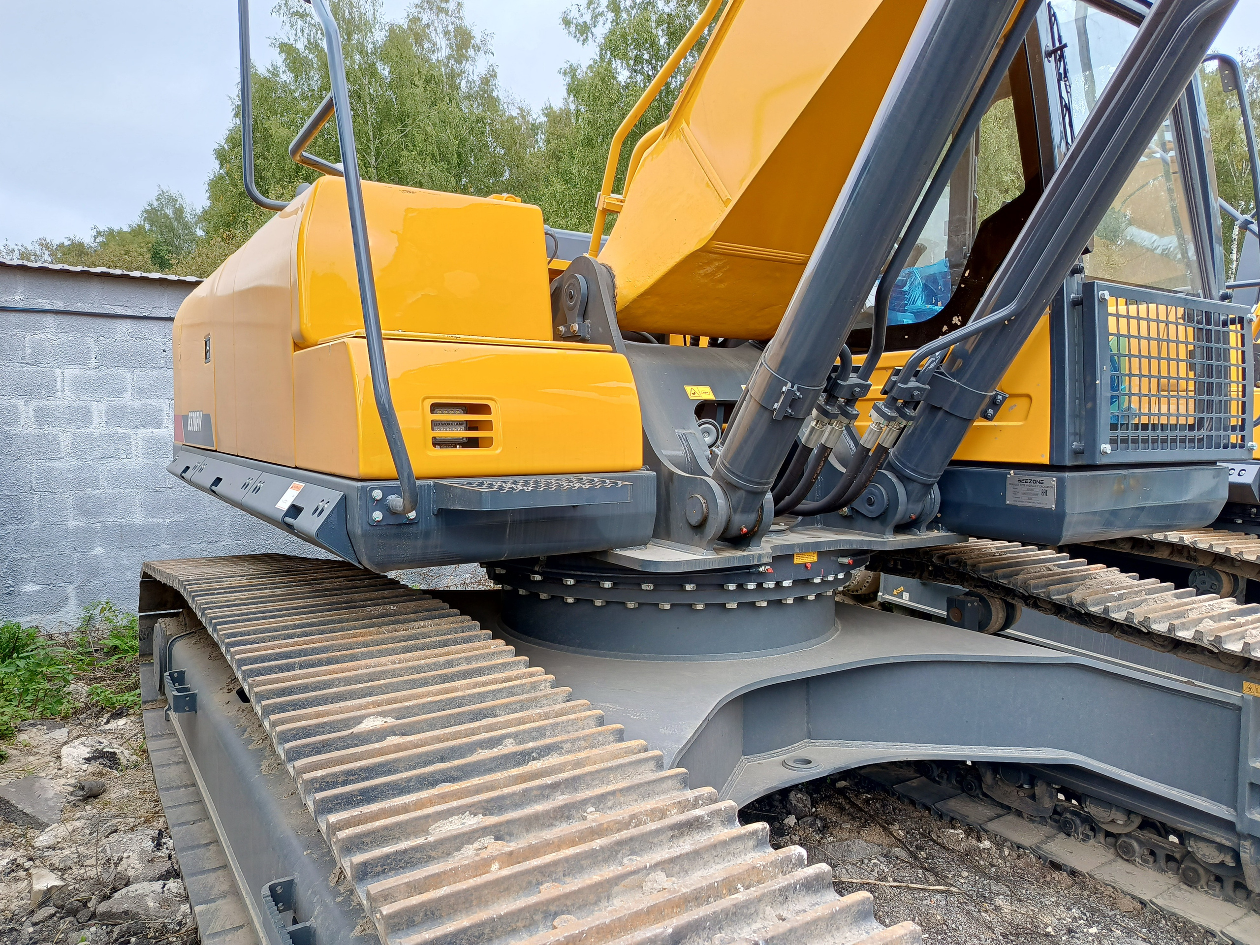 Фото гус. экс. Beezone В330EW. Продажа и обслуживание грузовой техники и спецтехники в г. Новосибирск компания СТИ