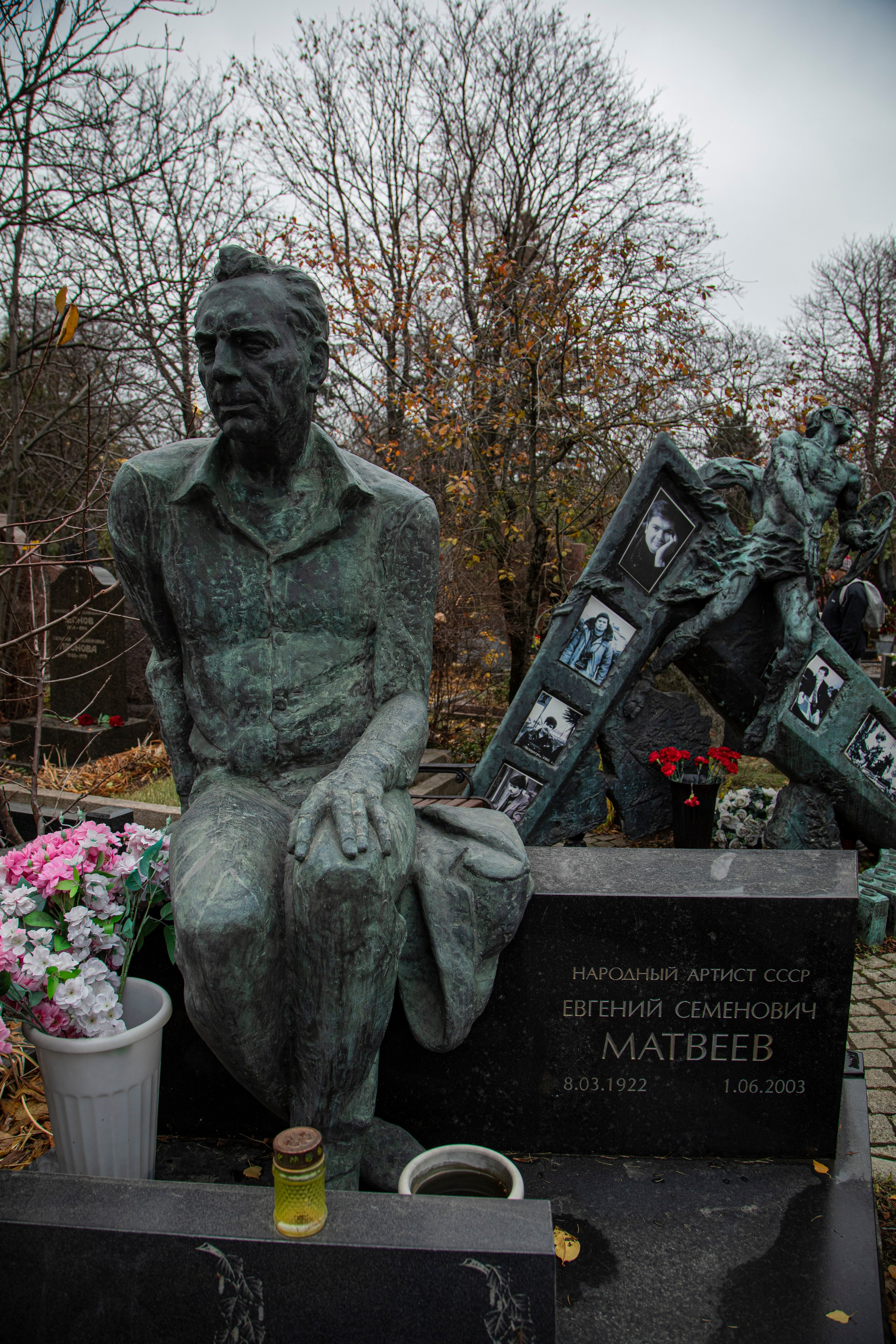 Осенняя прогулка по Новодевичьему кладбищу. Фотограф Сергей Ловкий