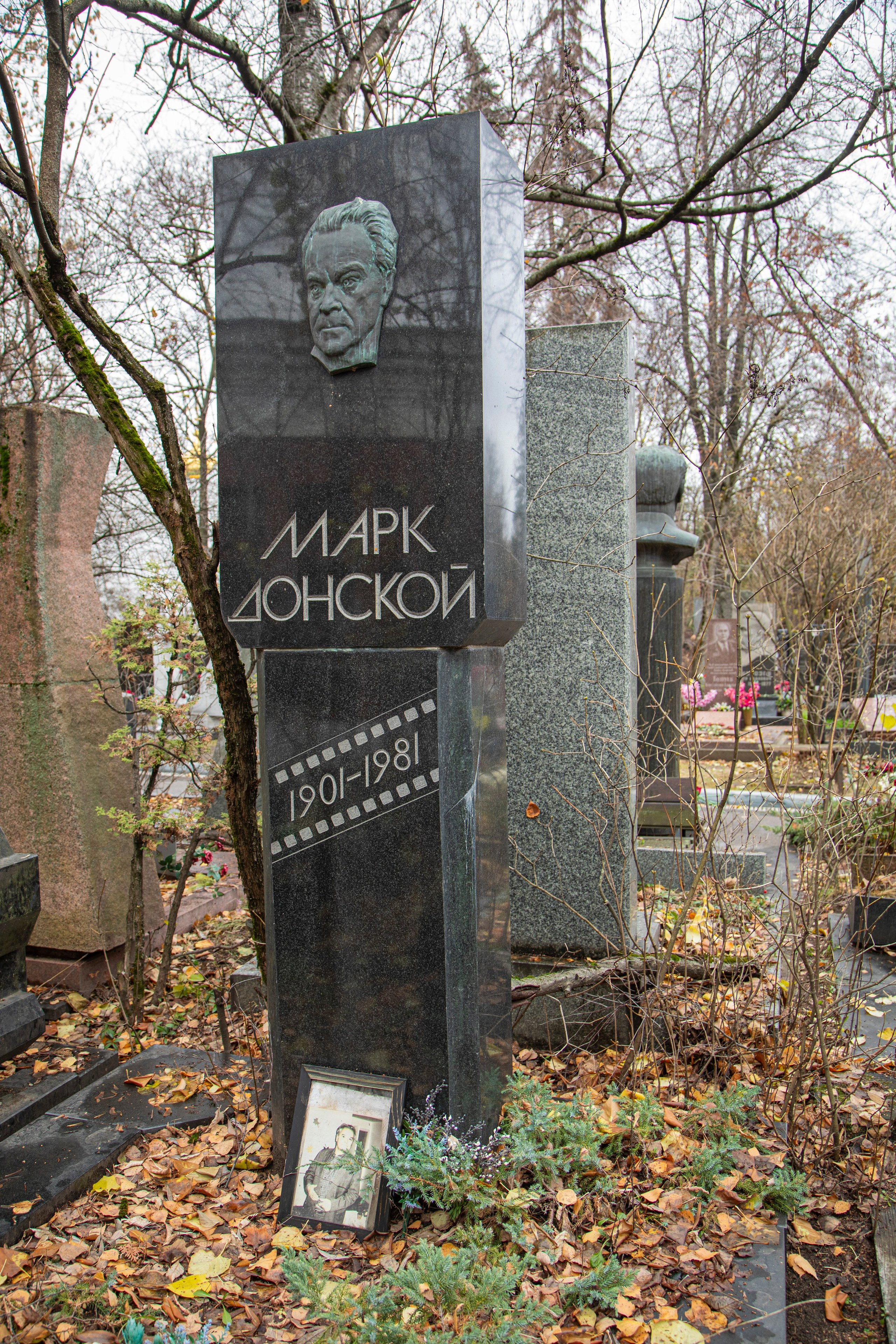 Осенняя прогулка по Новодевичьему кладбищу. Фотограф Сергей Ловкий