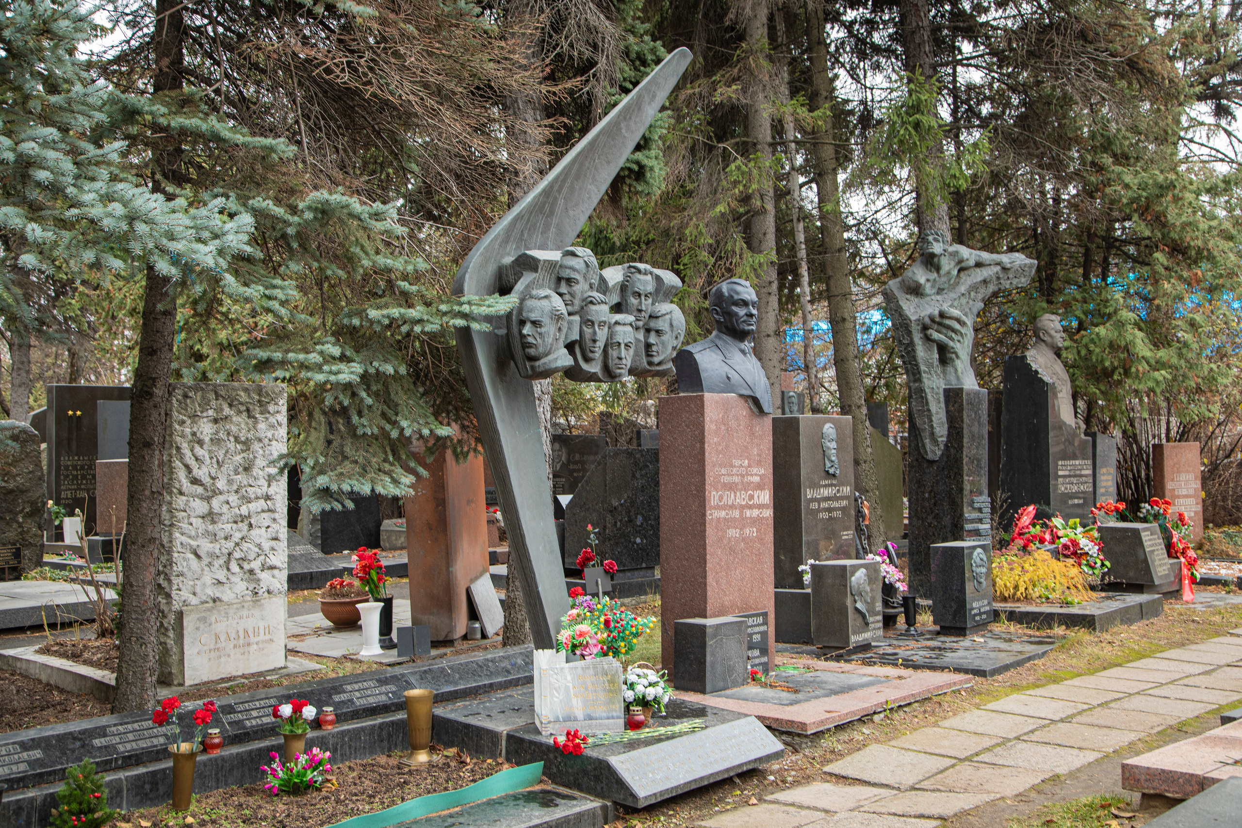 Осенняя прогулка по Новодевичьему кладбищу. Фотограф Сергей Ловкий