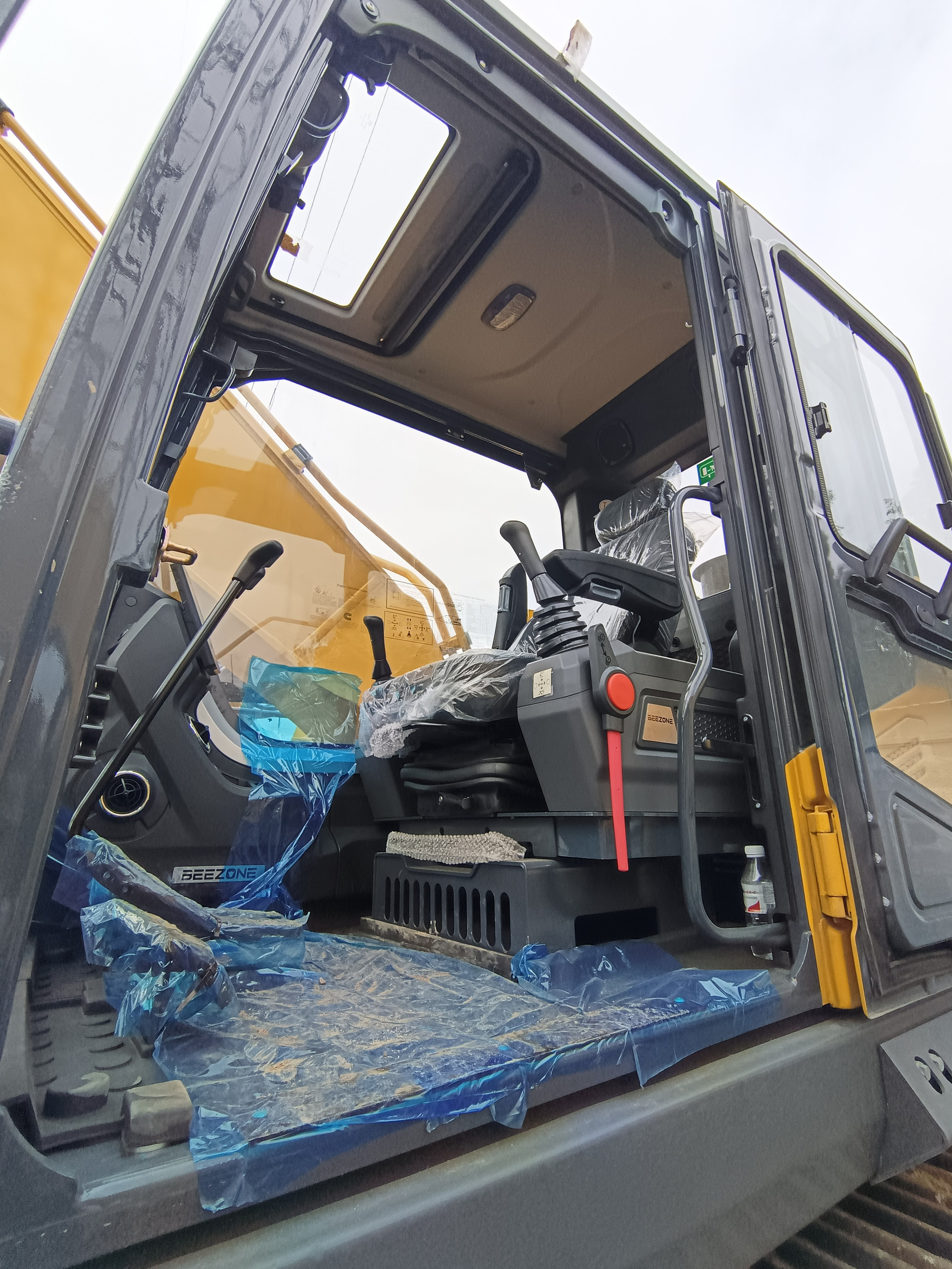 Фото гус. экс. Beezone В330EW. Продажа и обслуживание грузовой техники и спецтехники в г. Новосибирск компания СТИ