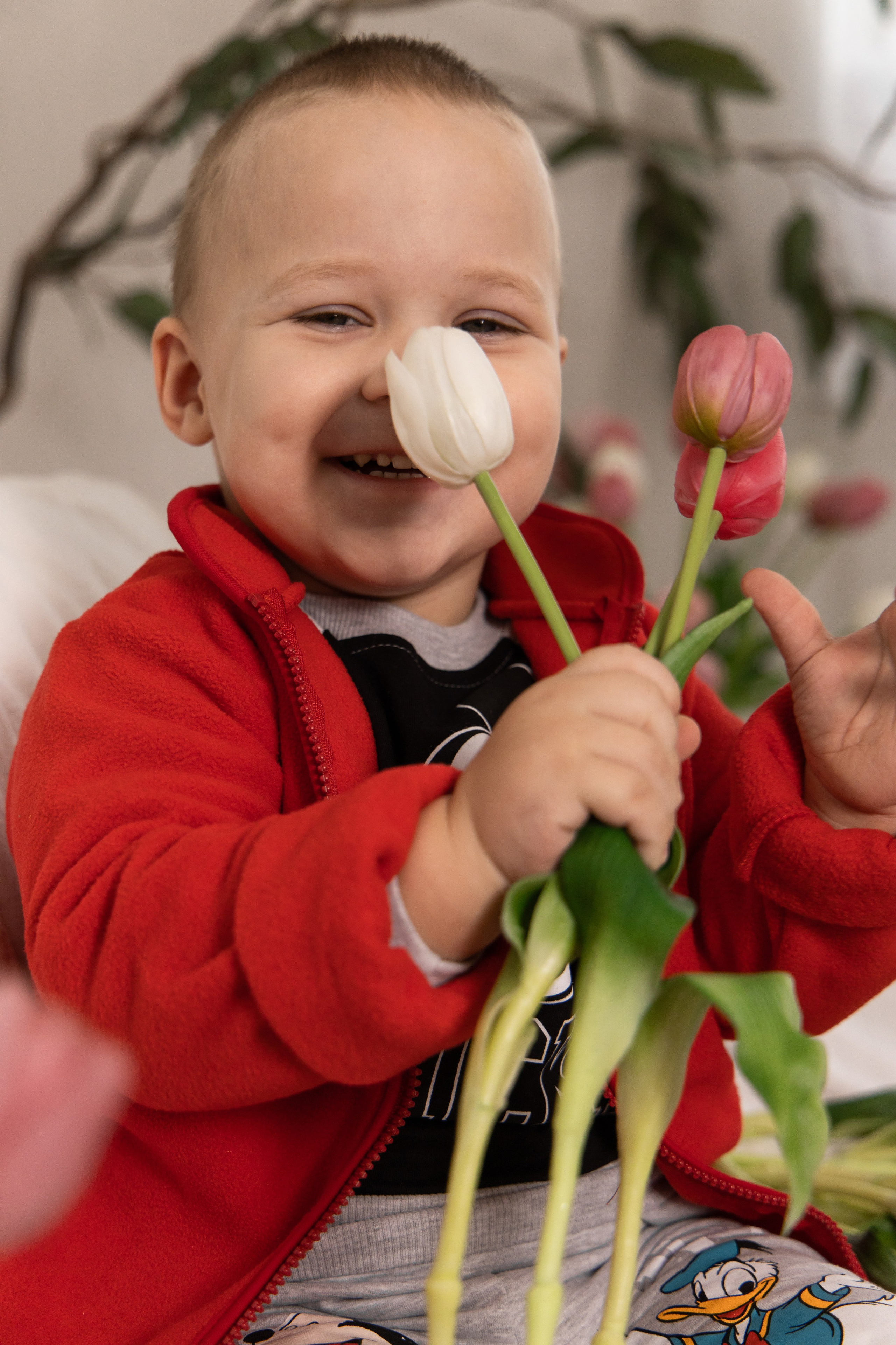 Студийная съёмка ребёнка с тюльпанами. Детская съёмка Астрахань.