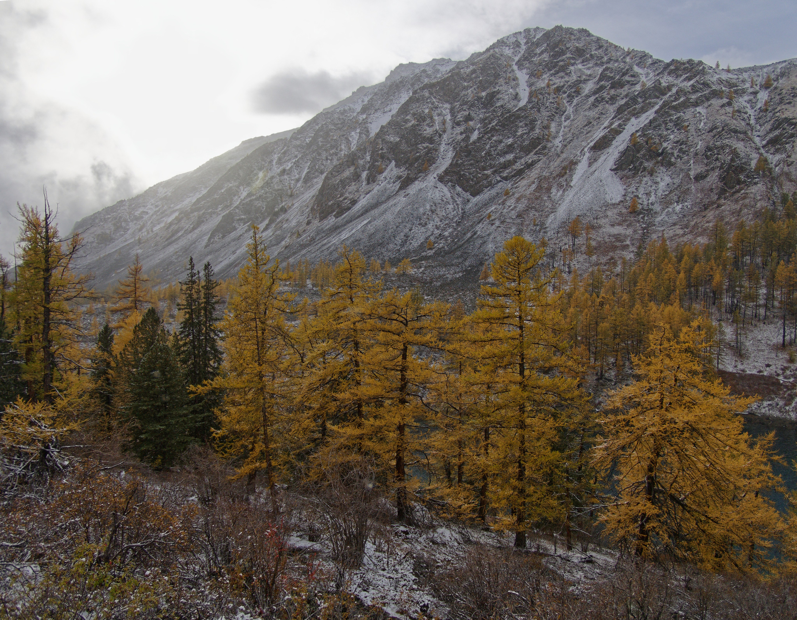 Это не фотошоп. Я видел это в горах Алтая. Семоха Валерий. Фотограф