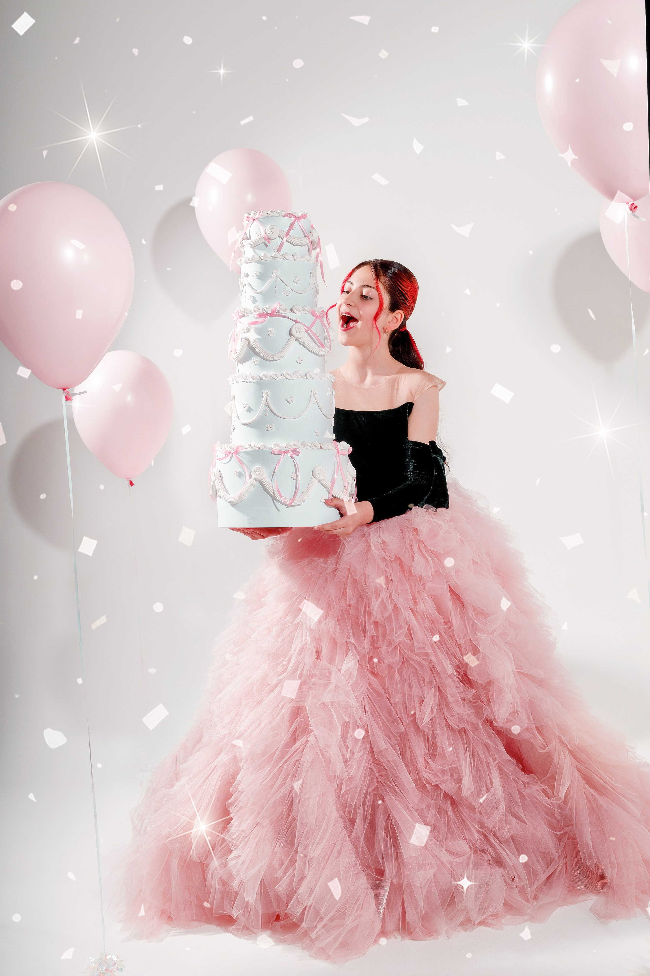 Каролина в стильном черно-розовом наряде на фоне парящих розовых шариков. Авторская фотосессия Яны Миндрулевой