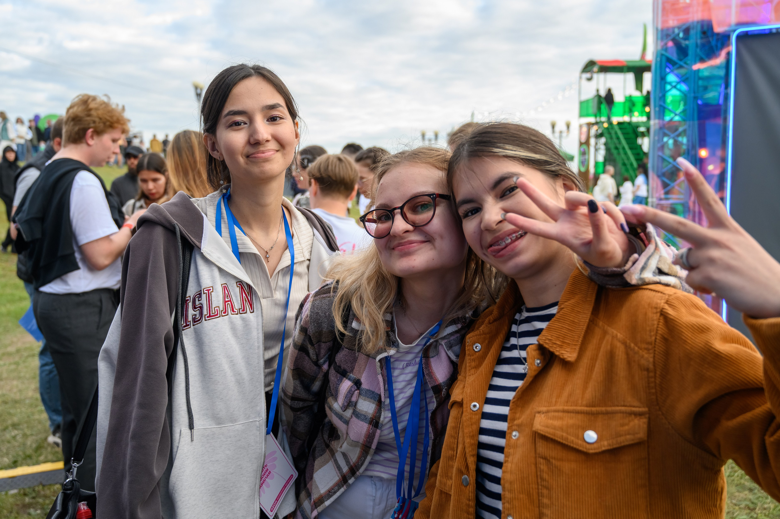 Веселые гости фестиваля ВКонтакте в Казани делятся эмоциями во время яркой фотосессии на территории мероприятия