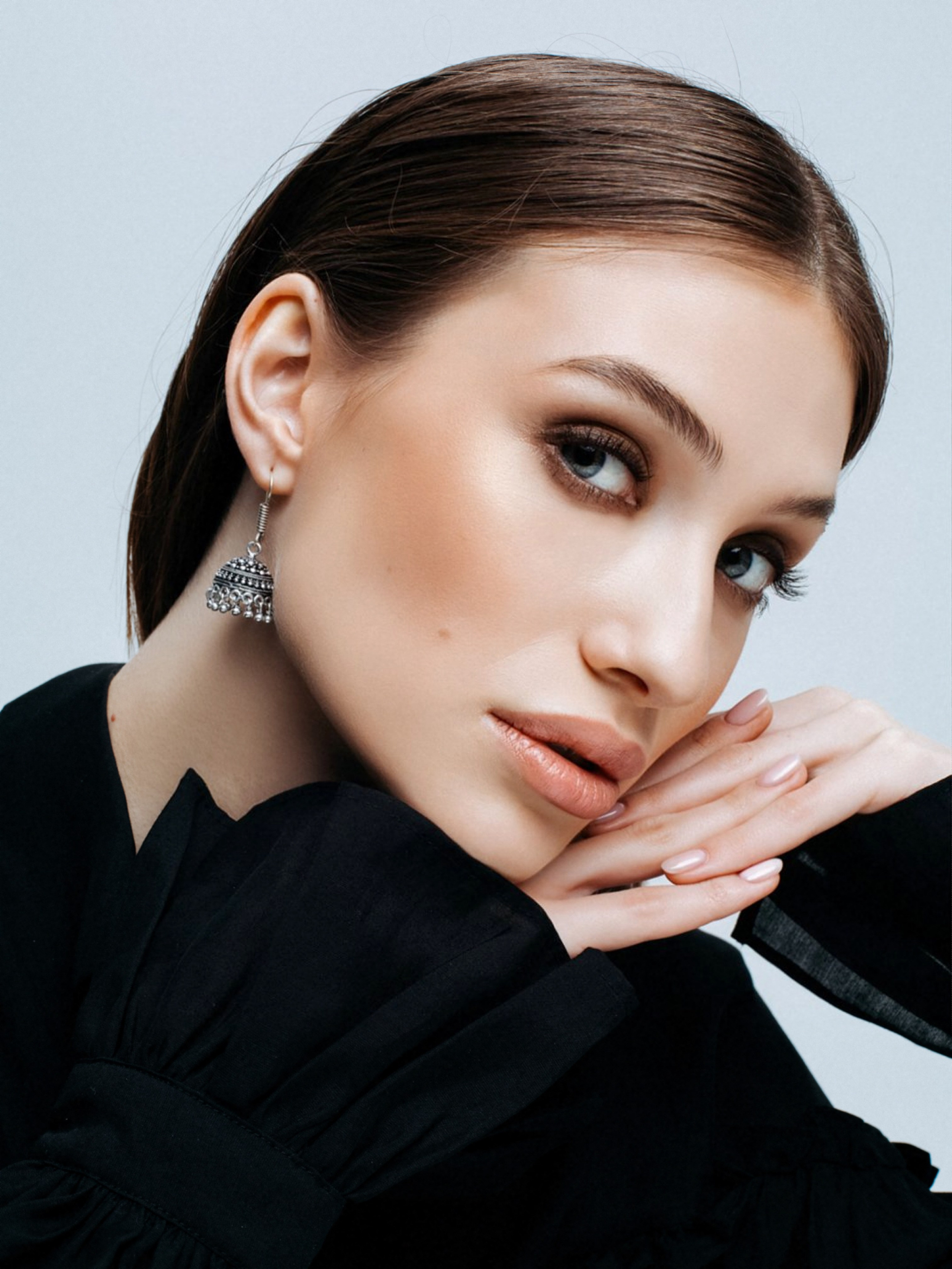 Бьюти портрет девушки в черном